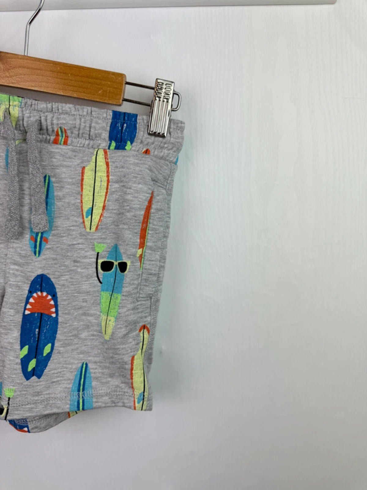M&S Grey Surfboard Shorts - Boys 4 - 5 Years - Little Ones Preloved. Second Hand Children's & Preloved Baby, Kids, Girls & Boys Clothes. UK online