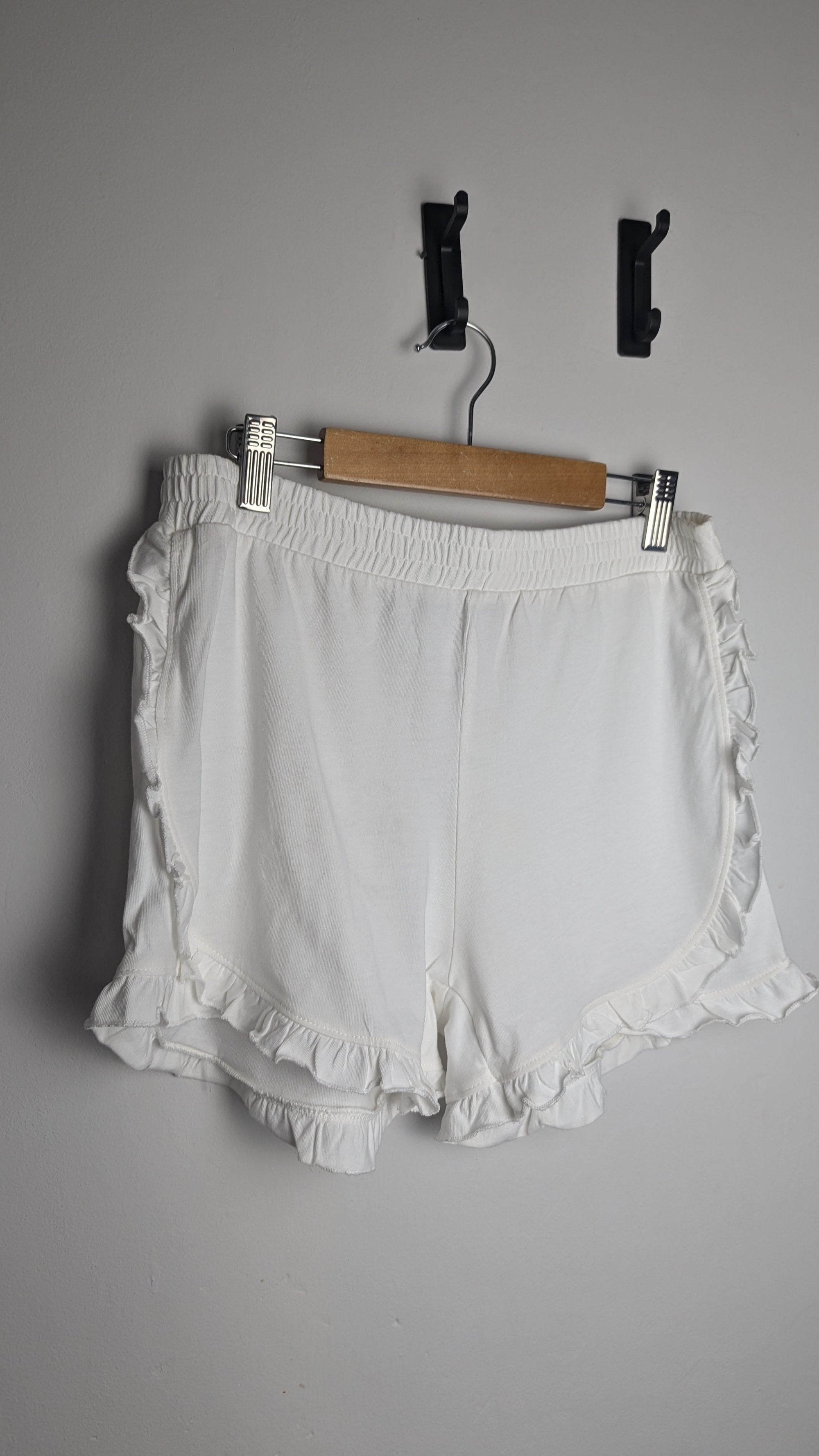 M&S White Frill Edge Shorts - Girls 12 - 13 Years - Little Ones Preloved. Second Hand Children's & Preloved Baby, Kids, Girls & Boys Clothes. UK online