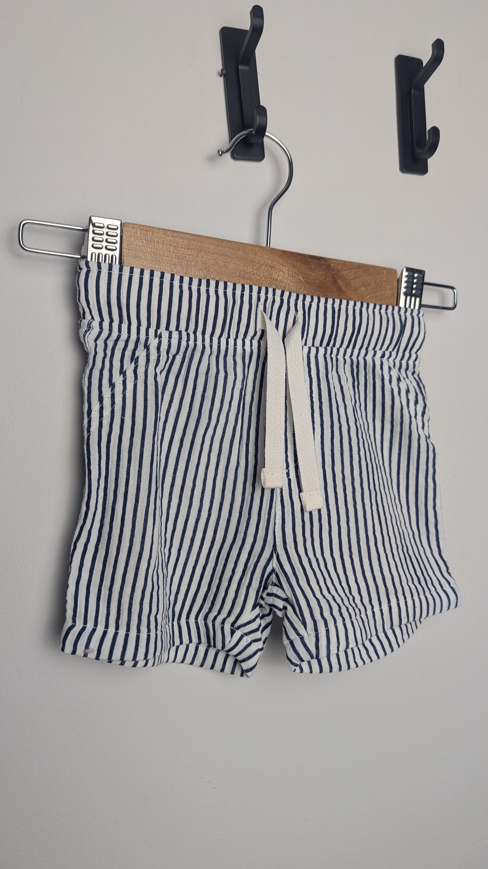 M&S White & Navy Strped Shorts - Boys 3 - 6 Months - Little Ones Preloved. Second Hand Children's & Preloved Baby, Kids, Girls & Boys Clothes. UK online