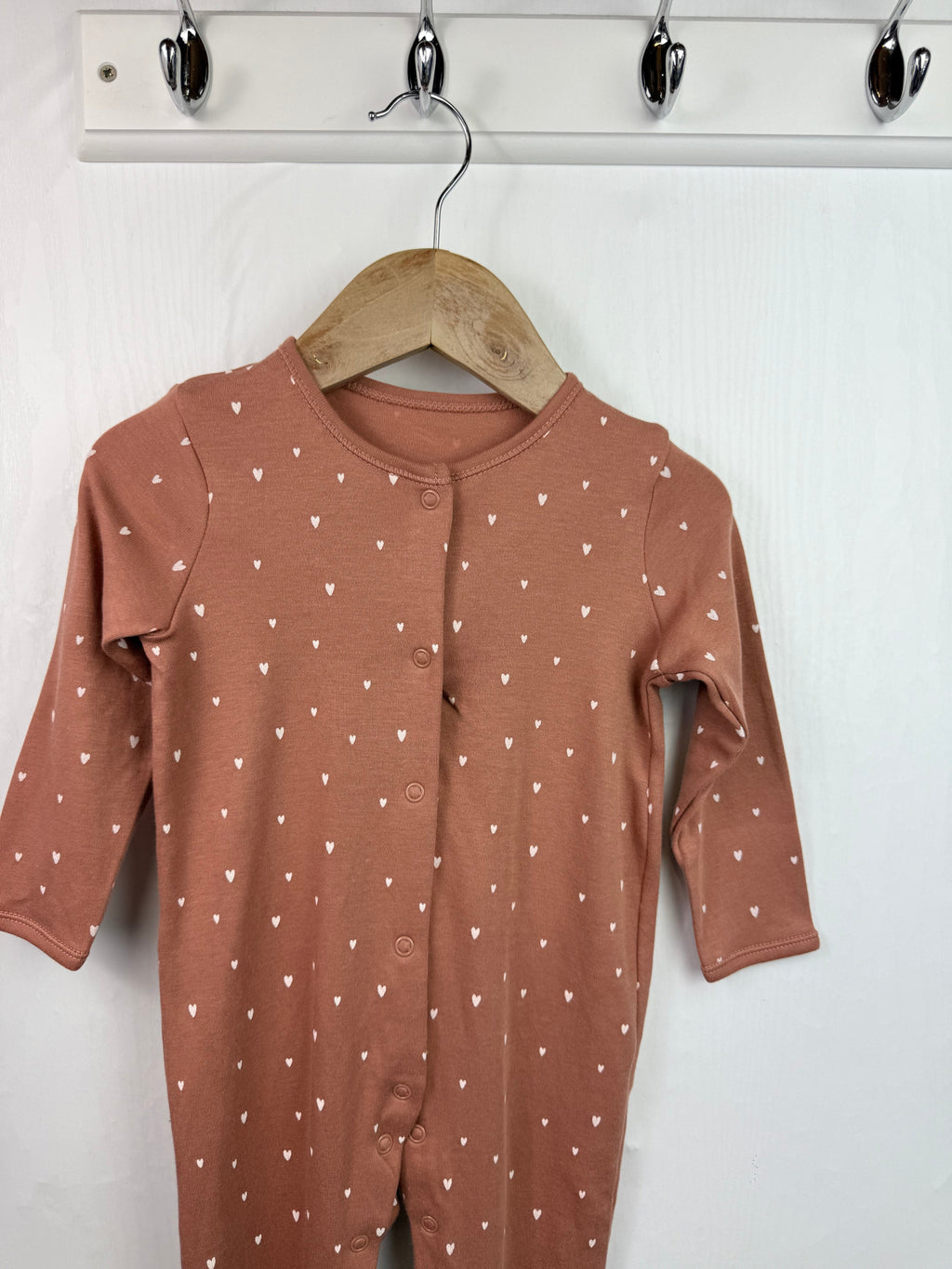 NEW George Brown Heart Sleepsuit - Girls 9 - 12 Months - Little Ones Preloved. Second Hand Children's & Preloved Baby, Kids, Girls & Boys Clothes. UK online