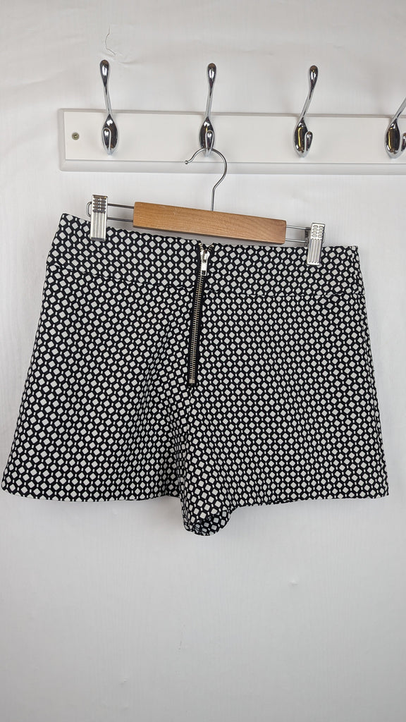 New Look Black & White Diamond Shorts - Girls 12 Years Little Ones Preloved Used, Preloved, Preworn Baby, Girls & Boys Clothes. Kids & Children's second hand Clothing UK Online. Cheap affordable. Brands including Next, Joules, Nutmeg Morrisons, TU, F&F, H&M.