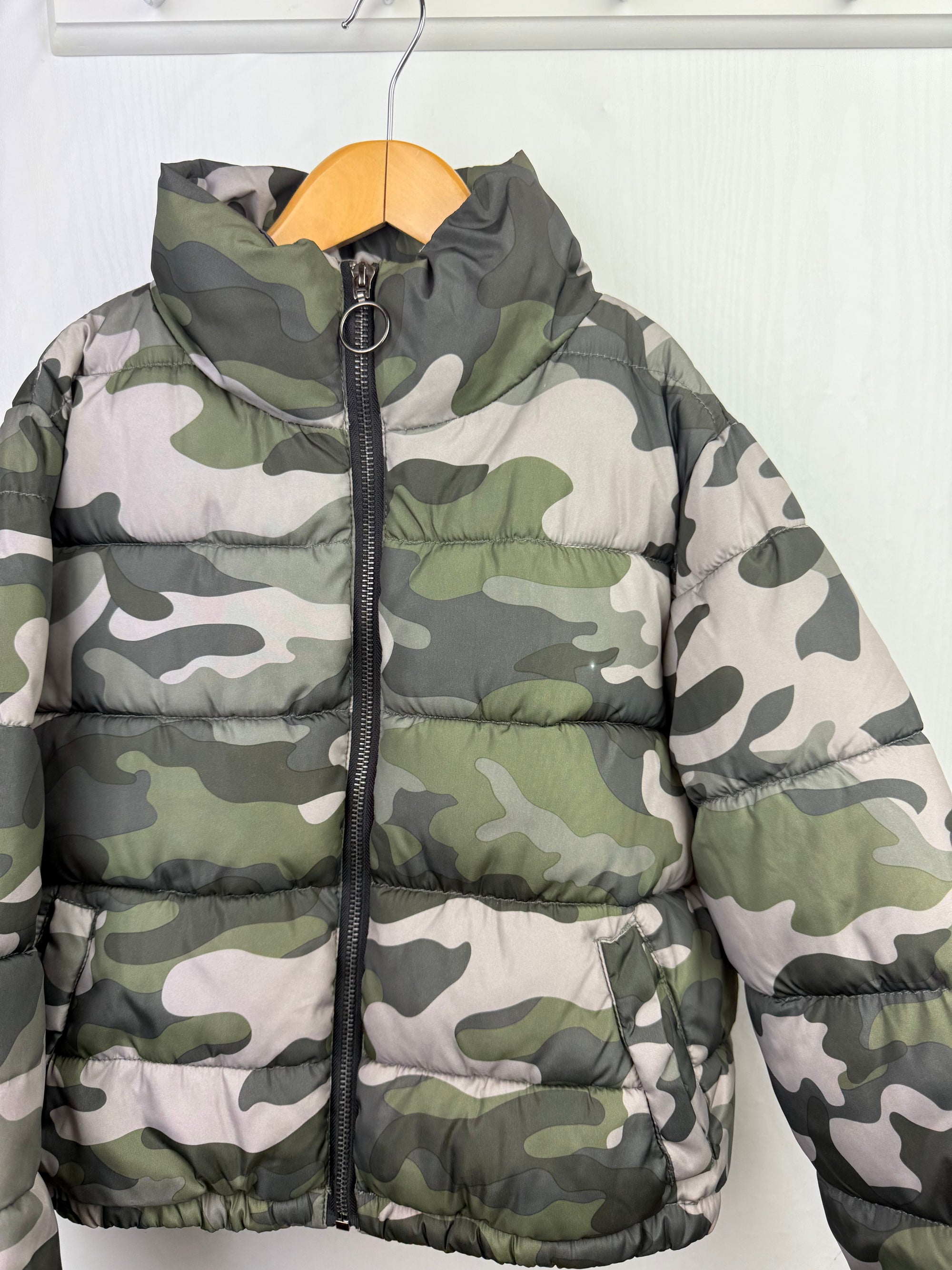 New - Look Green Camo Crop Jacket - Girls 10 - 11 Years - Little Ones Preloved. Second Hand Children's & Preloved Baby, Kids, Girls & Boys Clothes. UK online