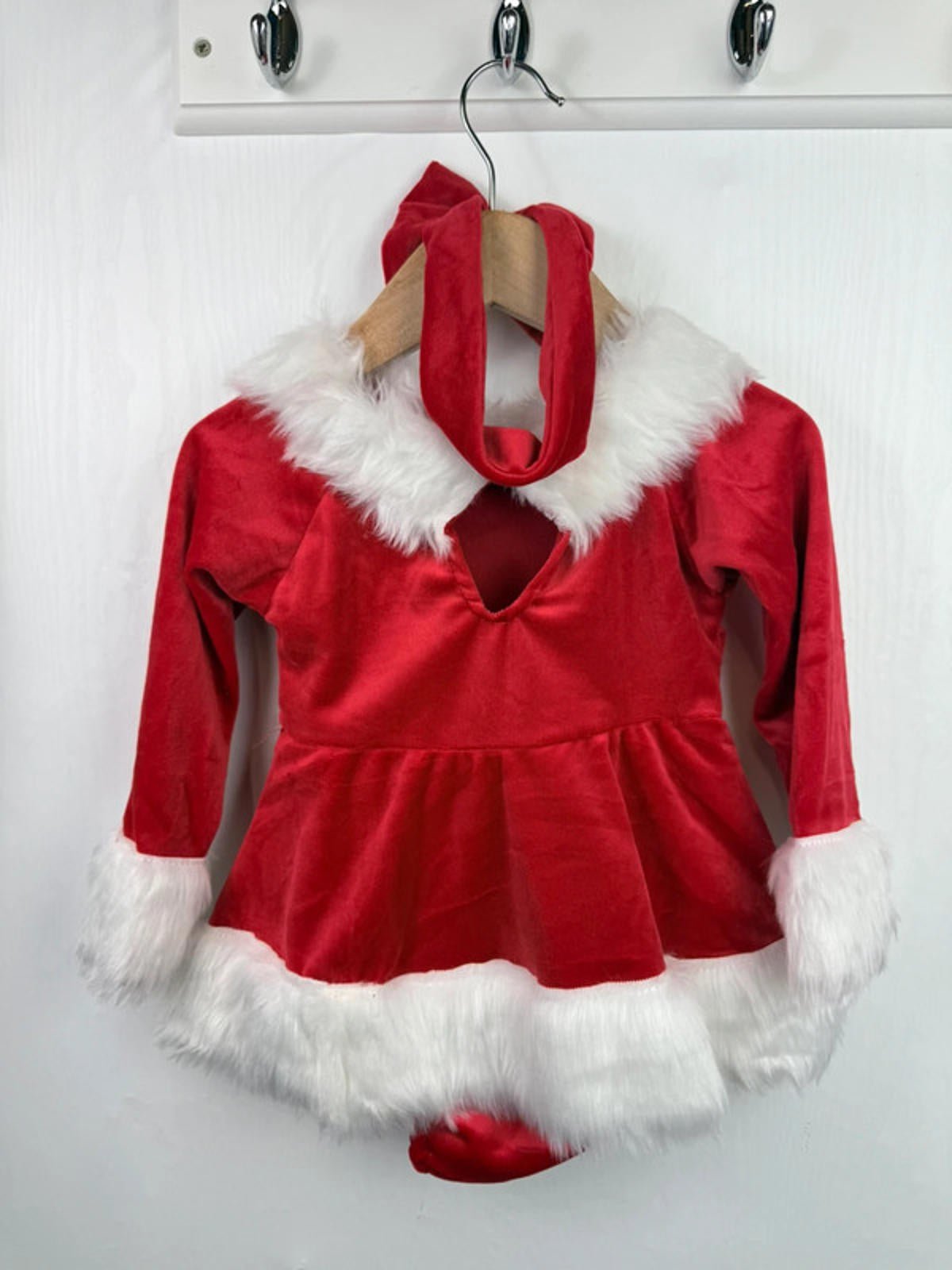 NEW Unbranded Santa Dress & Headband - Girls 18 - 24 Months - Little Ones Preloved. Second Hand Children's & Preloved Baby, Kids, Girls & Boys Clothes. UK online