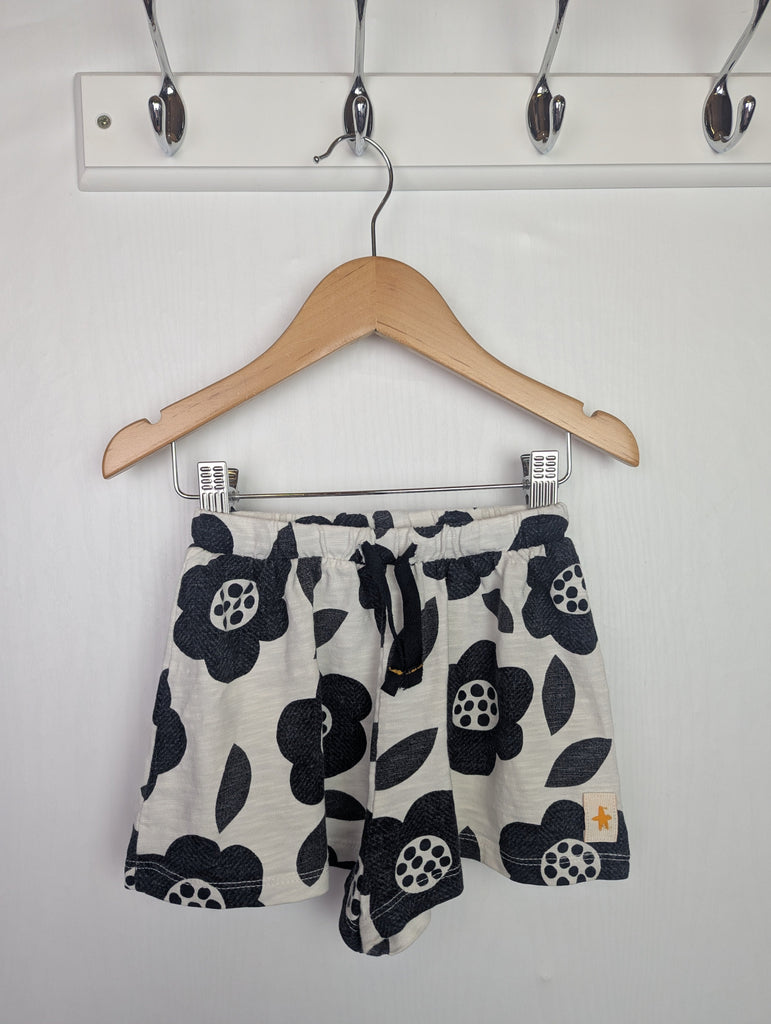 Next Black & Cream Floral Shorts - Girls 12-18 Months Little Ones Preloved Used, Preloved, Preworn Baby, Girls & Boys Clothes. Kids & Children's second hand Clothing UK Online. Cheap affordable. Brands including Next, Joules, Nutmeg Morrisons, TU, F&F, H&M.