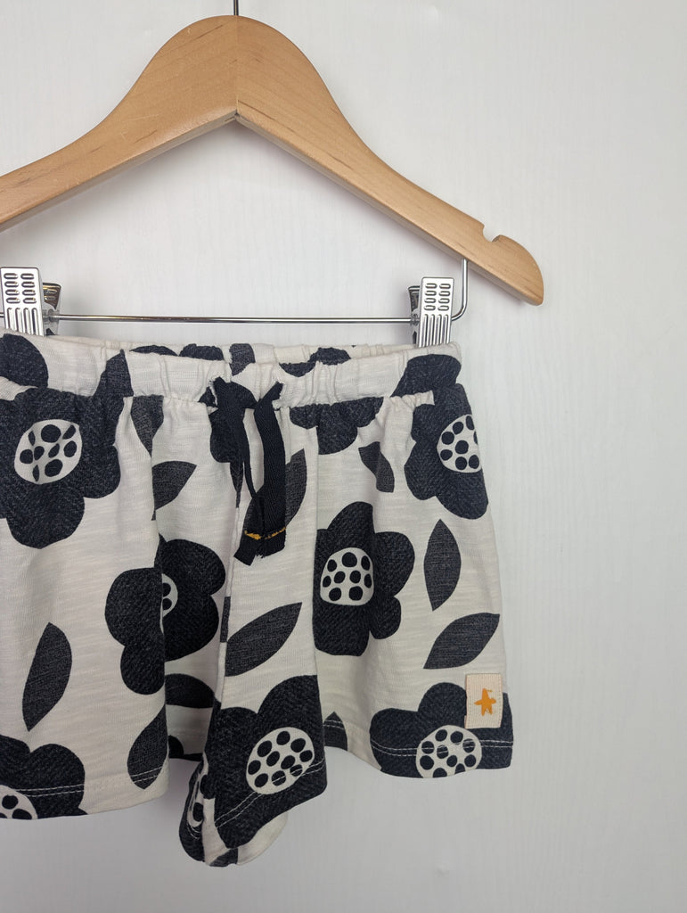 Next Black & Cream Floral Shorts - Girls 12-18 Months Little Ones Preloved Used, Preloved, Preworn Baby, Girls & Boys Clothes. Kids & Children's second hand Clothing UK Online. Cheap affordable. Brands including Next, Joules, Nutmeg Morrisons, TU, F&F, H&M.