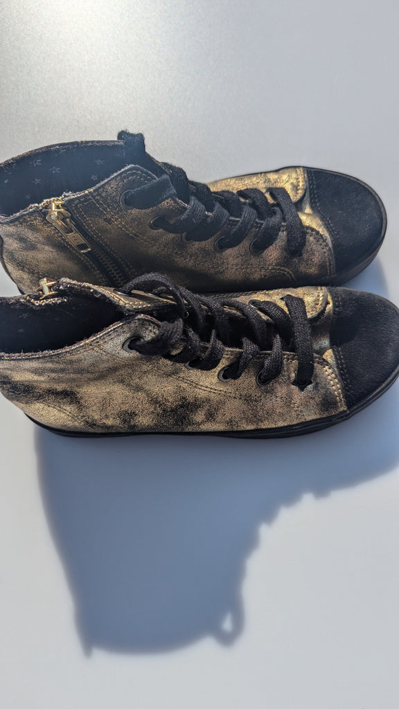 Next High-Top Gold Dust Trainers - Unisex Size 1 Next Used, Preloved, Preworn & Second Hand Baby, Kids & Children's Clothing UK Online. Cheap affordable. Brands including Next, Joules, Nutmeg Morrisons, TU, F&F, H&M.