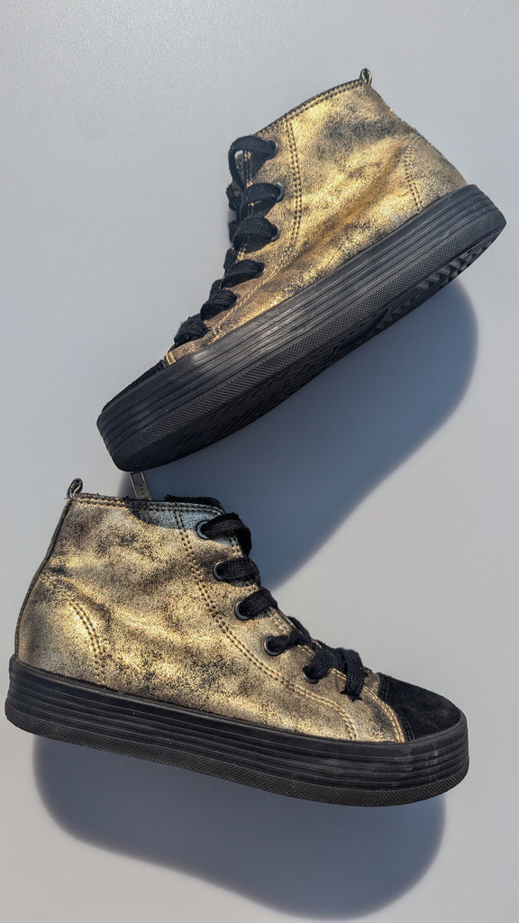 Next High-Top Gold Dust Trainers - Unisex Size 1 Next Used, Preloved, Preworn & Second Hand Baby, Kids & Children's Clothing UK Online. Cheap affordable. Brands including Next, Joules, Nutmeg Morrisons, TU, F&F, H&M.