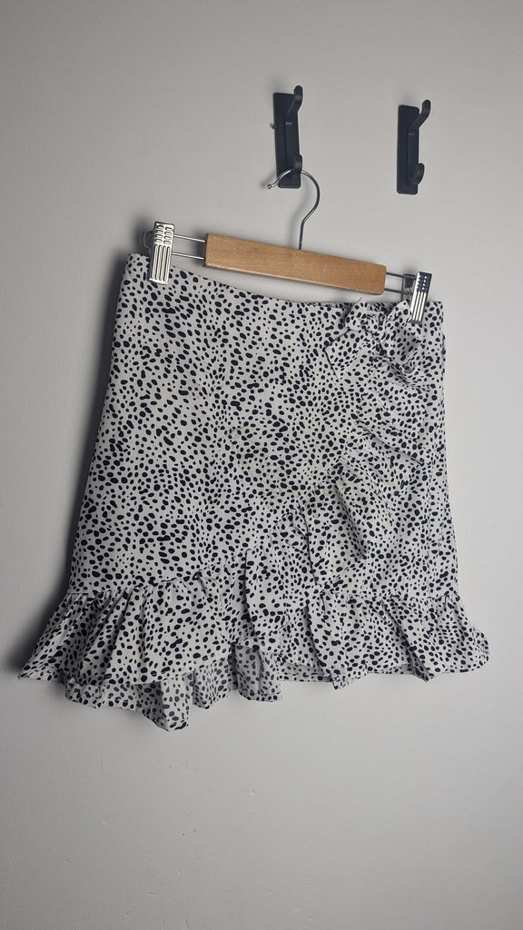 Next White & Black Skirt - Girls 11-12 Years Little Ones Preloved Used, Preloved, Preworn Baby, Girls & Boys Clothes. Kids & Children's second hand Clothing UK Online. Cheap affordable. Brands including Next, Joules, Nutmeg Morrisons, TU, F&F, H&M.