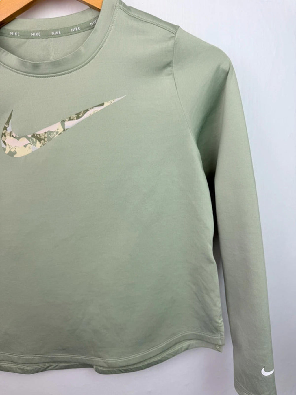 Nike Dri - Fit Light Green Long Sleeve Sports Top - Girls 11 - 12 Years - Little Ones Preloved. Second Hand Children's & Preloved Baby, Kids, Girls & Boys Clothes. UK online