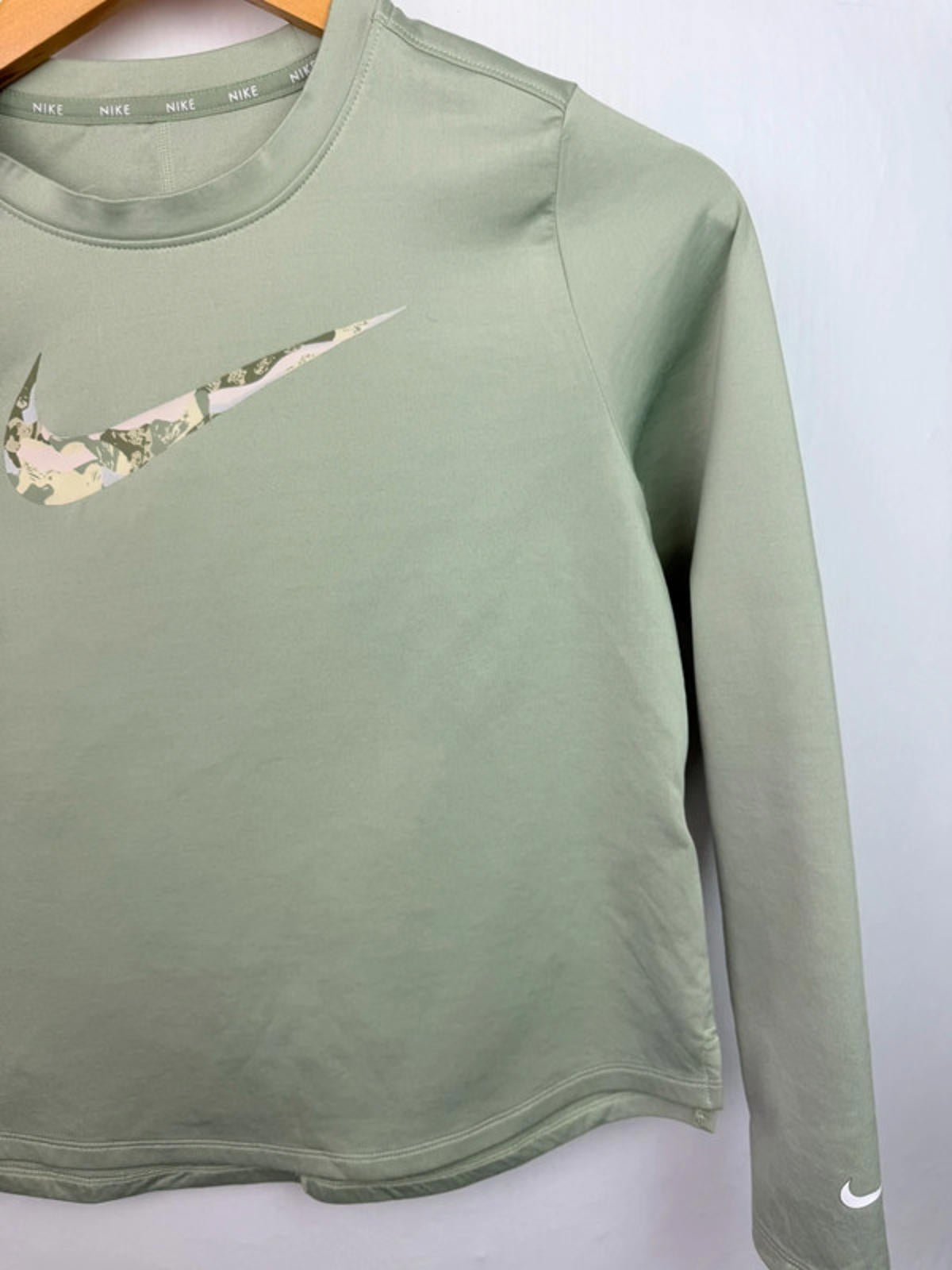 Nike Dri - Fit Light Green Long Sleeve Sports Top - Girls 11 - 12 Years - Little Ones Preloved. Second Hand Children's & Preloved Baby, Kids, Girls & Boys Clothes. UK online