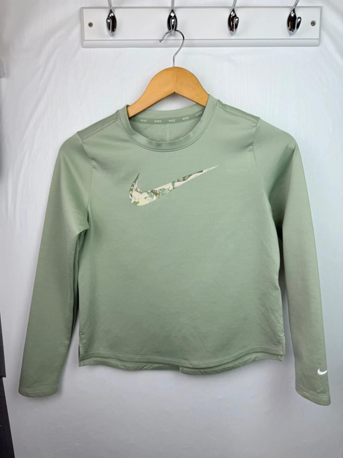 Nike Dri - Fit Light Green Long Sleeve Sports Top - Girls 11 - 12 Years - Little Ones Preloved. Second Hand Children's & Preloved Baby, Kids, Girls & Boys Clothes. UK online