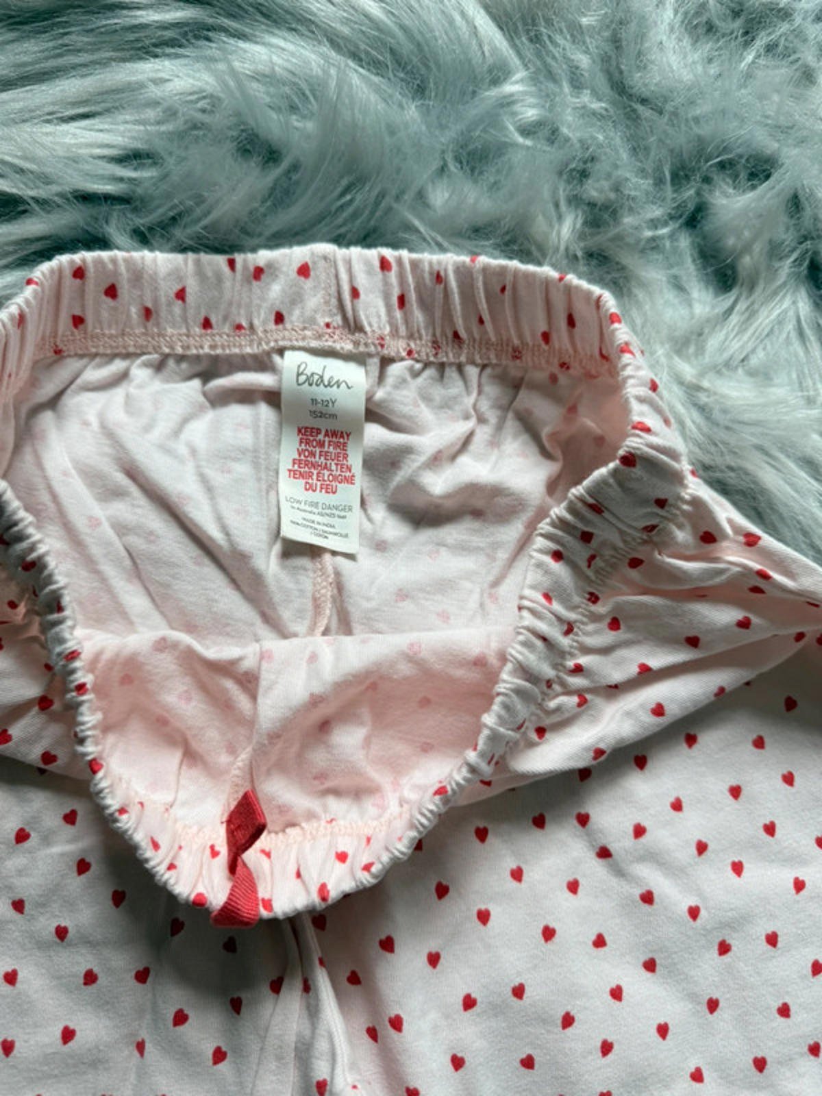 Nwot’s Boden Pink & Red Heart Cropped Lounge Bottoms - Girls 11 - 12 Years - Little Ones Preloved. Second Hand Children's & Preloved Baby, Kids, Girls & Boys Clothes. UK online
