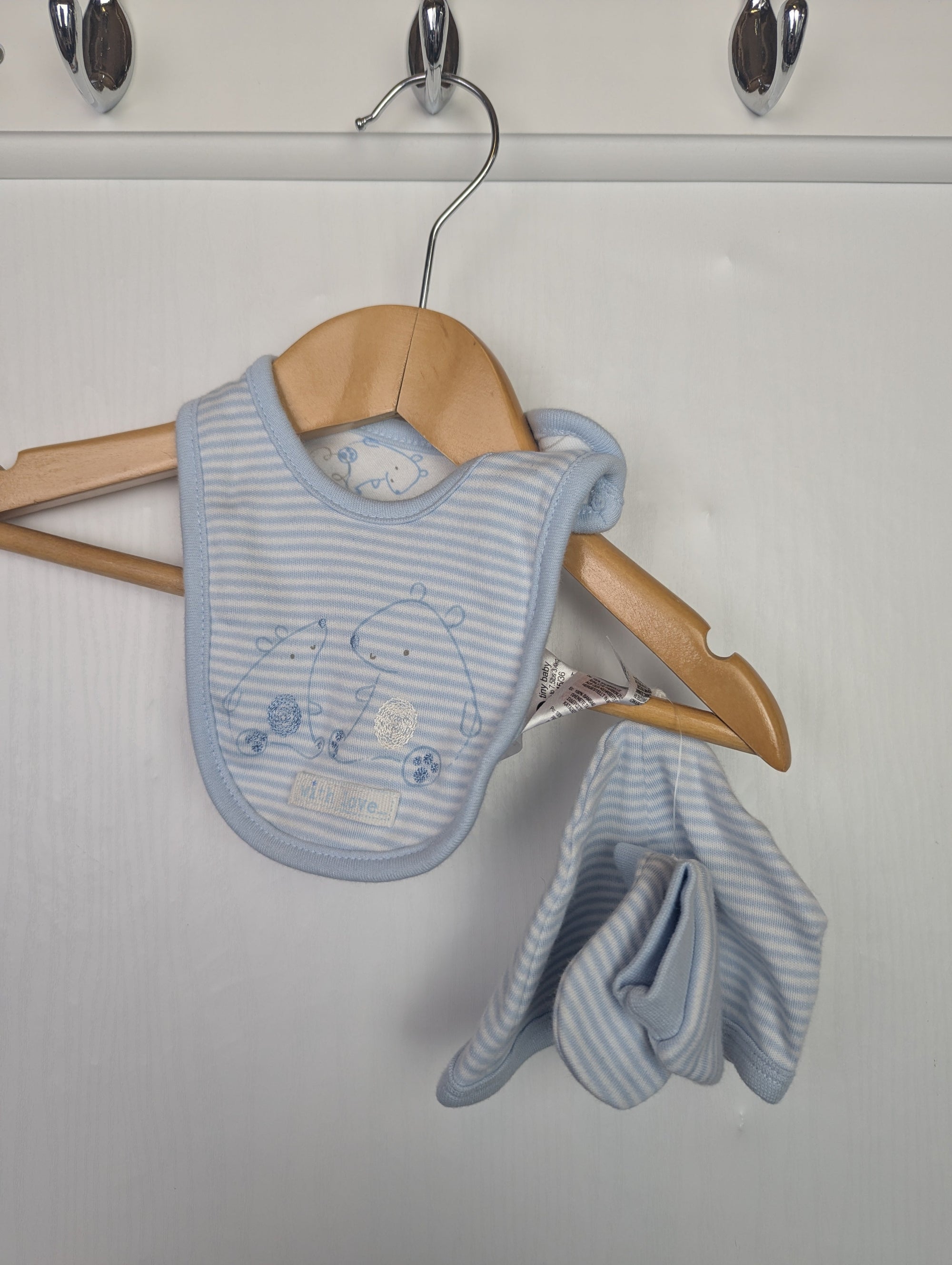 NWOT's Mothecare Bib, Hat & Mitt Set - Boys Tiny Baby - Little Ones Preloved. Second Hand Children's & Preloved Baby, Kids, Girls & Boys Clothes. UK online