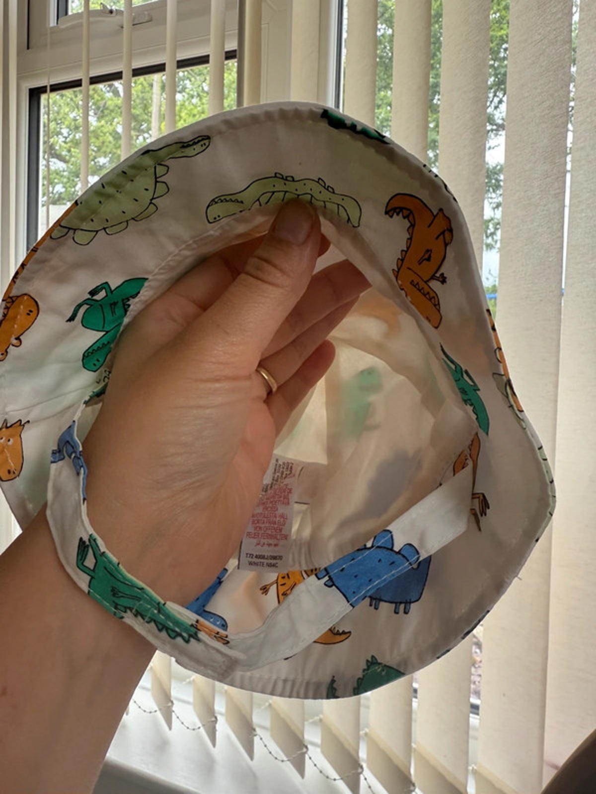 Nwot’s M&S White Dinosaur Summer Hat - Boys 3 - 6 Months - Little Ones Preloved. Second Hand Children's & Preloved Baby, Kids, Girls & Boys Clothes. UK online