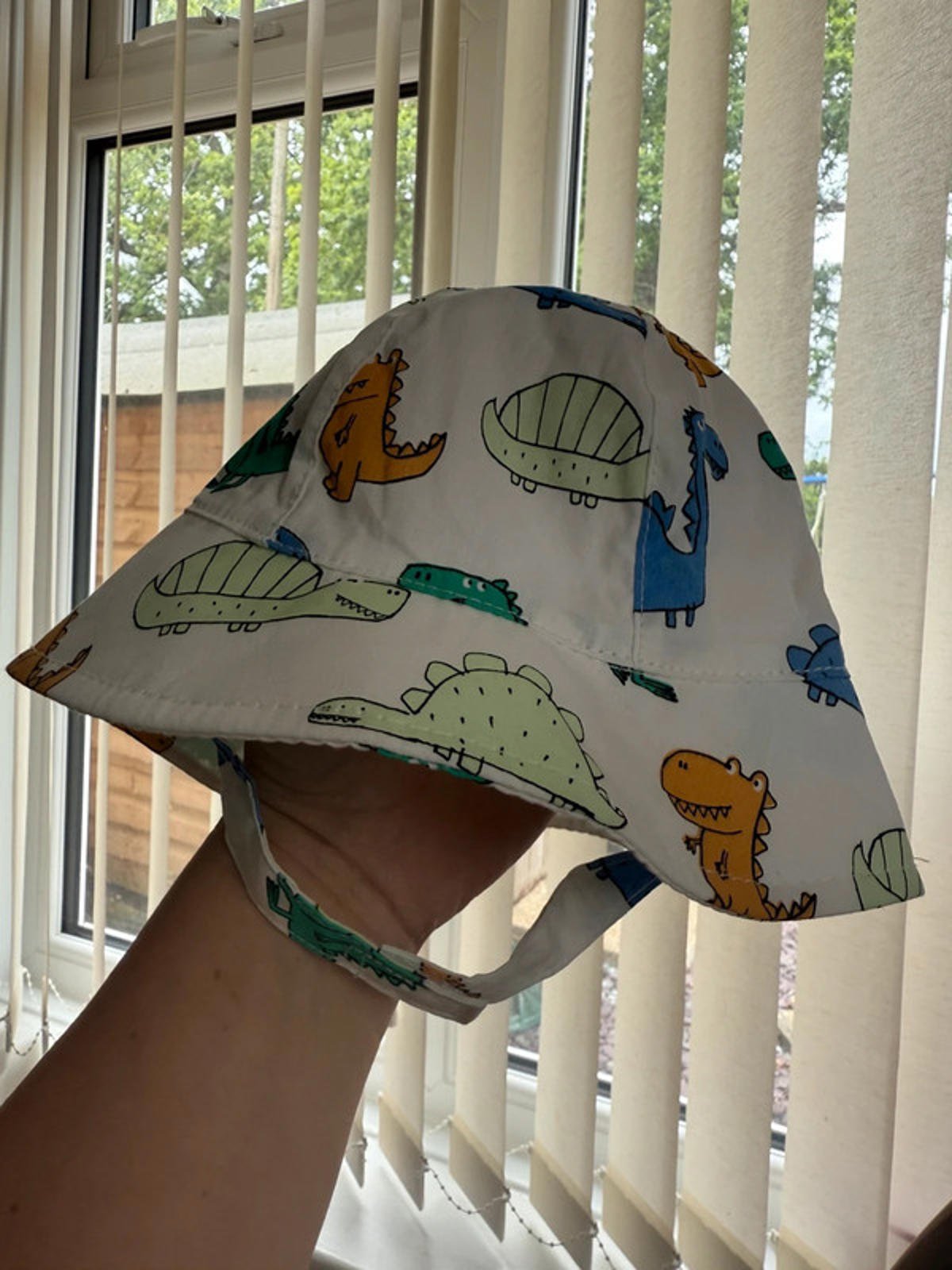 Nwot’s M&S White Dinosaur Summer Hat - Boys 3 - 6 Months - Little Ones Preloved. Second Hand Children's & Preloved Baby, Kids, Girls & Boys Clothes. UK online