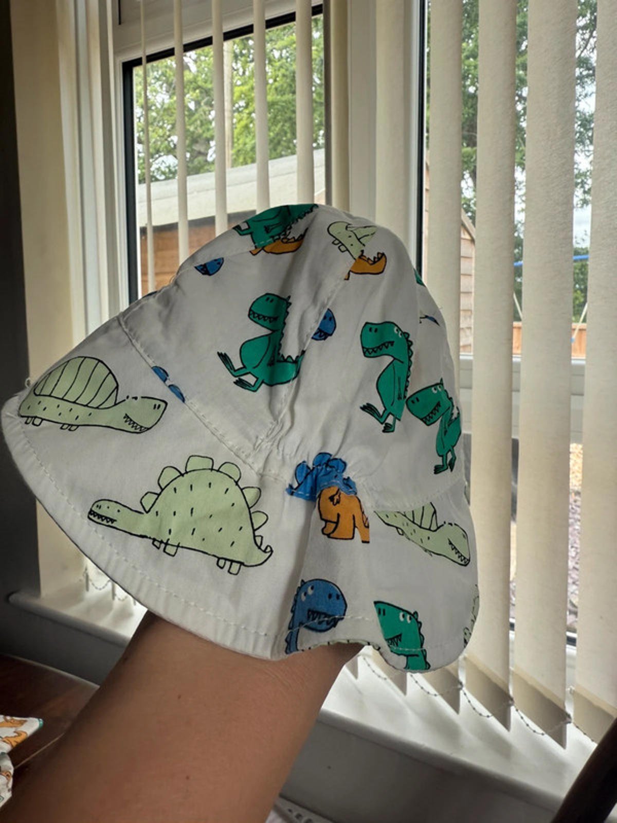 Nwot’s M&S White Dinosaur Sun Hat - Baby Boys 0 - 3 Months - Little Ones Preloved. Second Hand Children's & Preloved Baby, Kids, Girls & Boys Clothes. UK online