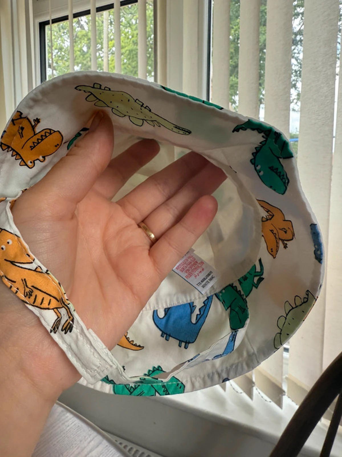 Nwot’s M&S White Dinosaur Sun Hat - Baby Boys 0 - 3 Months - Little Ones Preloved. Second Hand Children's & Preloved Baby, Kids, Girls & Boys Clothes. UK online
