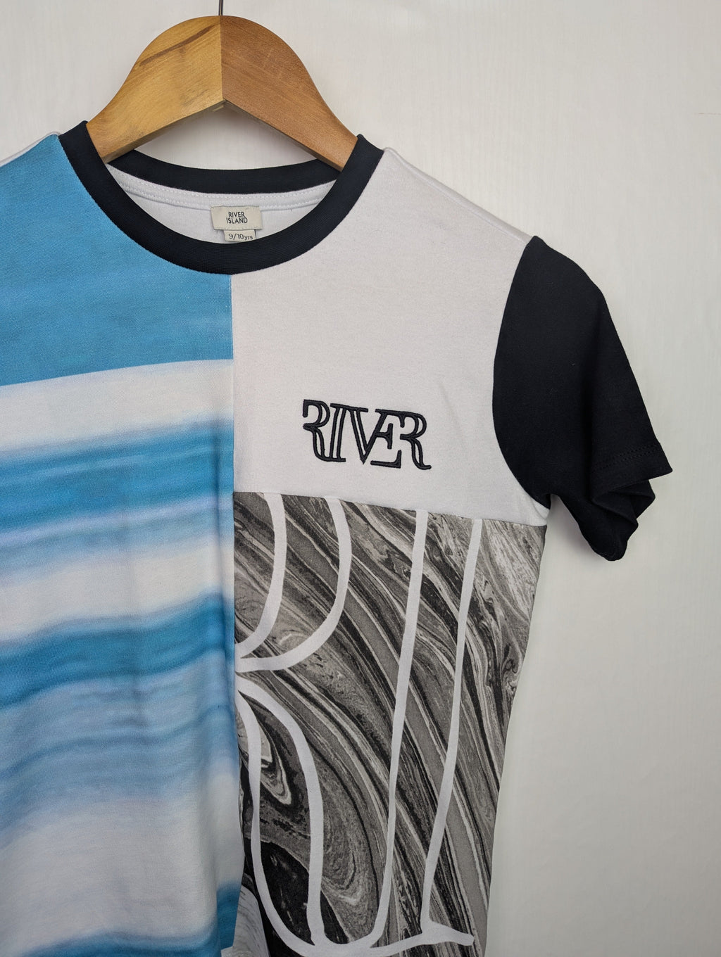 NWOT's River Island Block Top - Boys 9 - 10 Years - Little Ones Preloved. Second Hand Children's & Preloved Baby, Kids, Girls & Boys Clothes. UK online