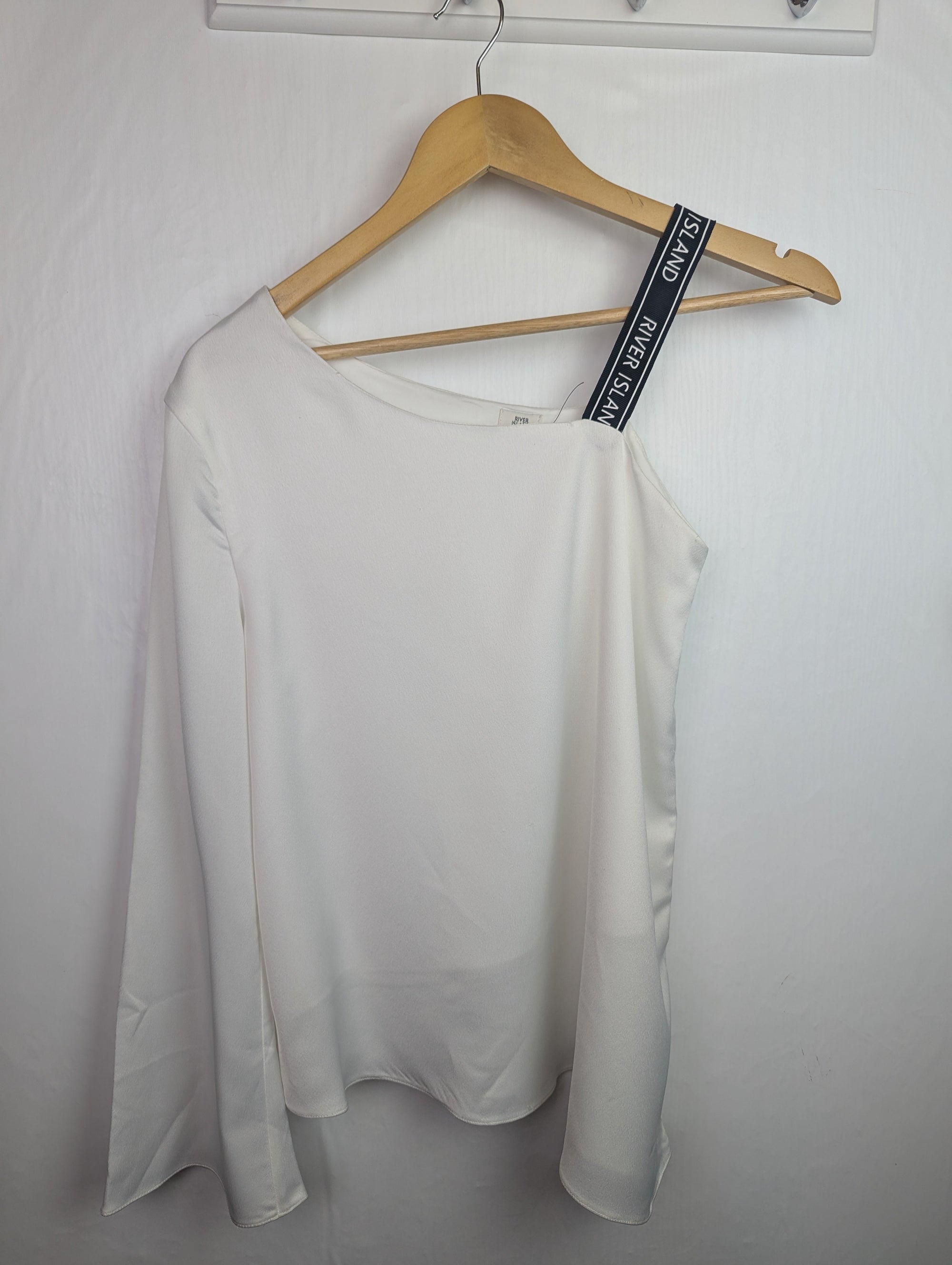 NWOT's River Island Cold Shoulder Top - Girls 11 - 12 Years - Little Ones Preloved. Second Hand Children's & Preloved Baby, Kids, Girls & Boys Clothes. UK online