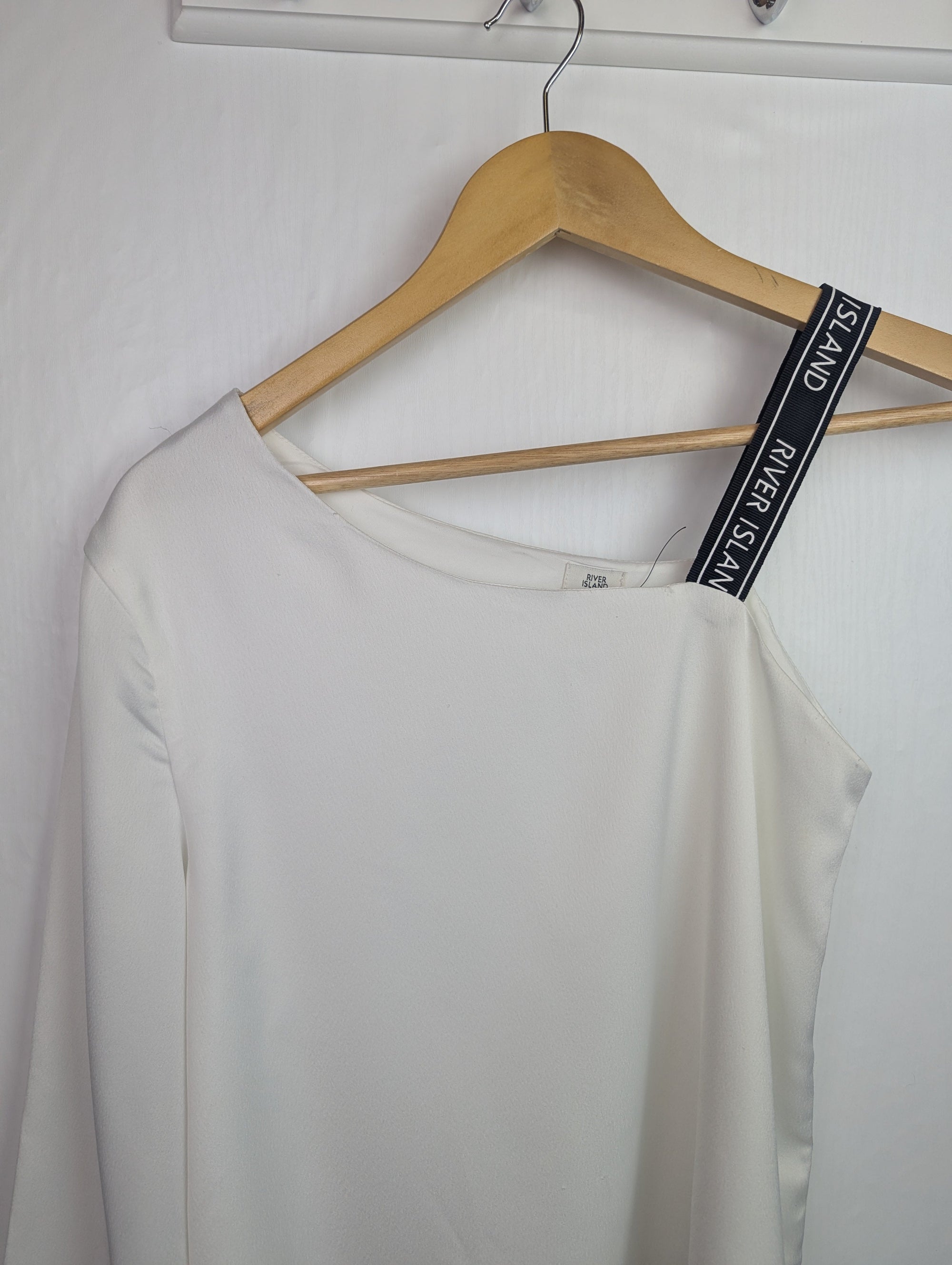 NWOT's River Island Cold Shoulder Top - Girls 11 - 12 Years - Little Ones Preloved. Second Hand Children's & Preloved Baby, Kids, Girls & Boys Clothes. UK online