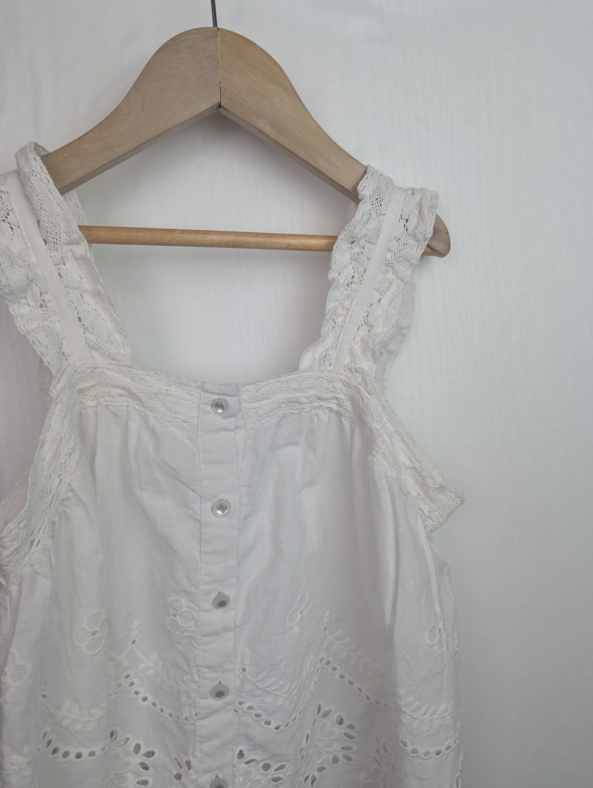 NWOT's River Island White Floral Top - Girls 9 - 10 Years - Little Ones Preloved. Second Hand Children's & Preloved Baby, Kids, Girls & Boys Clothes. UK online