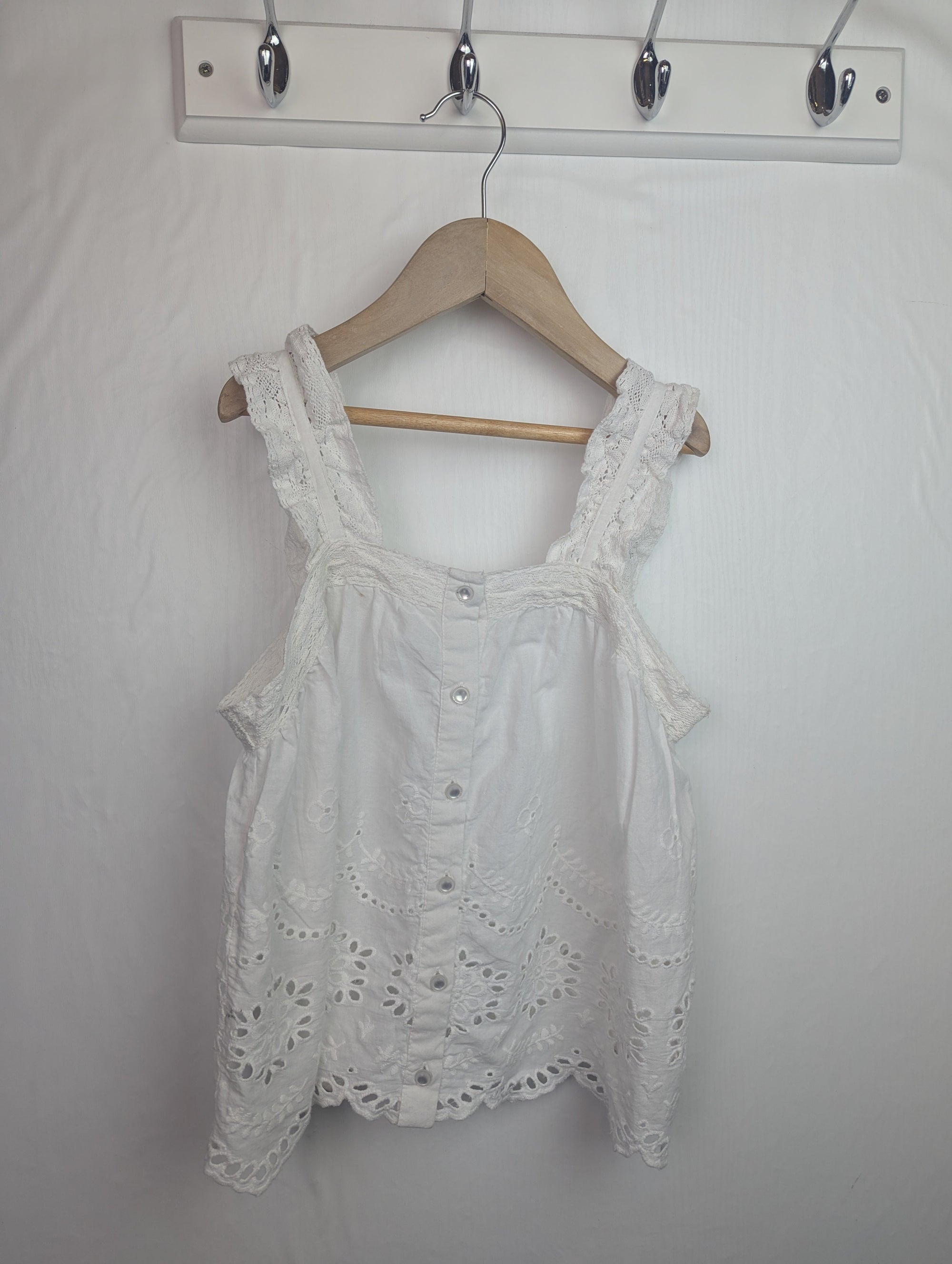 NWOT's River Island White Floral Top - Girls 9 - 10 Years - Little Ones Preloved. Second Hand Children's & Preloved Baby, Kids, Girls & Boys Clothes. UK online
