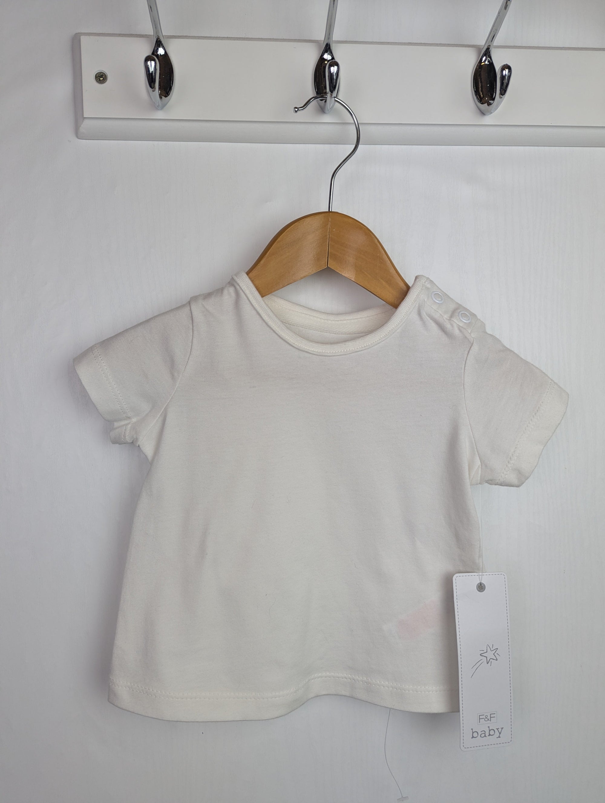 NWT's F&F White Top - Unisex 3 - 6 Months - Little Ones Preloved. Second Hand Children's & Preloved Baby, Kids, Girls & Boys Clothes. UK online