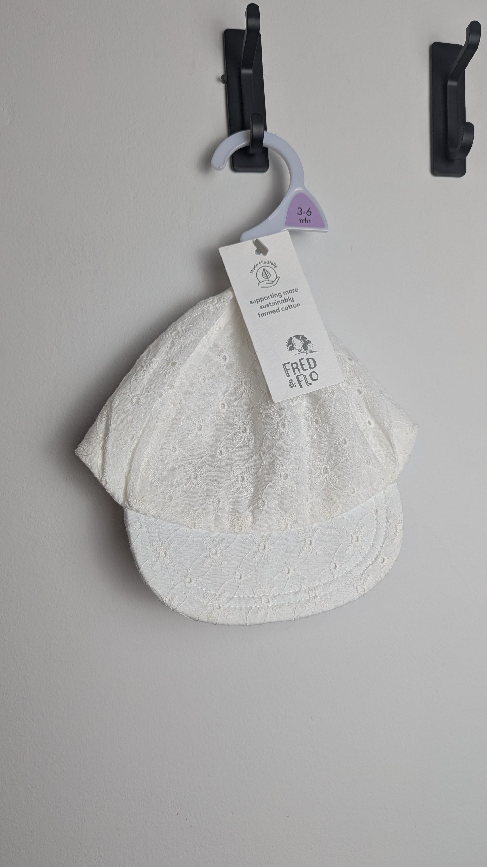 NWT's Fred & Flo White Eyelet Sun Hat - Girls 3 - 6 Months - Little Ones Preloved. Second Hand Children's & Preloved Baby, Kids, Girls & Boys Clothes. UK online