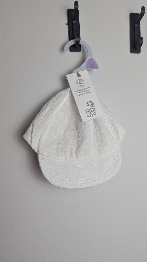 NWT's Fred & Flo White Eyelet Sun Hat - Girls 3-6 Months Little Ones Preloved Used, Preloved, Preworn Baby, Girls & Boys Clothes. Kids & Children's second hand Clothing UK Online. Cheap affordable. Brands including Next, Joules, Nutmeg Morrisons, TU, F&F, H&M.