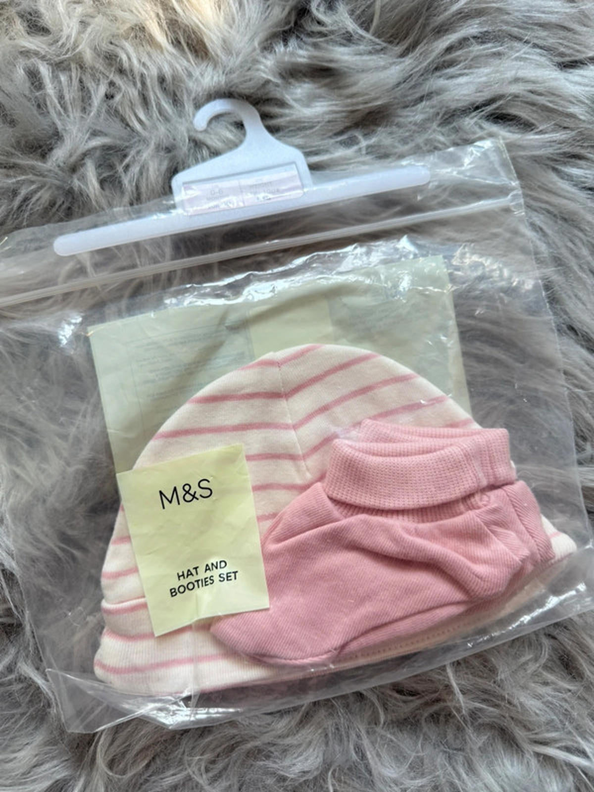 NWT’s M&S Baby Hat & Booties Set - Girls 0 - 6 Months - Little Ones Preloved. Second Hand Children's & Preloved Baby, Kids, Girls & Boys Clothes. UK online