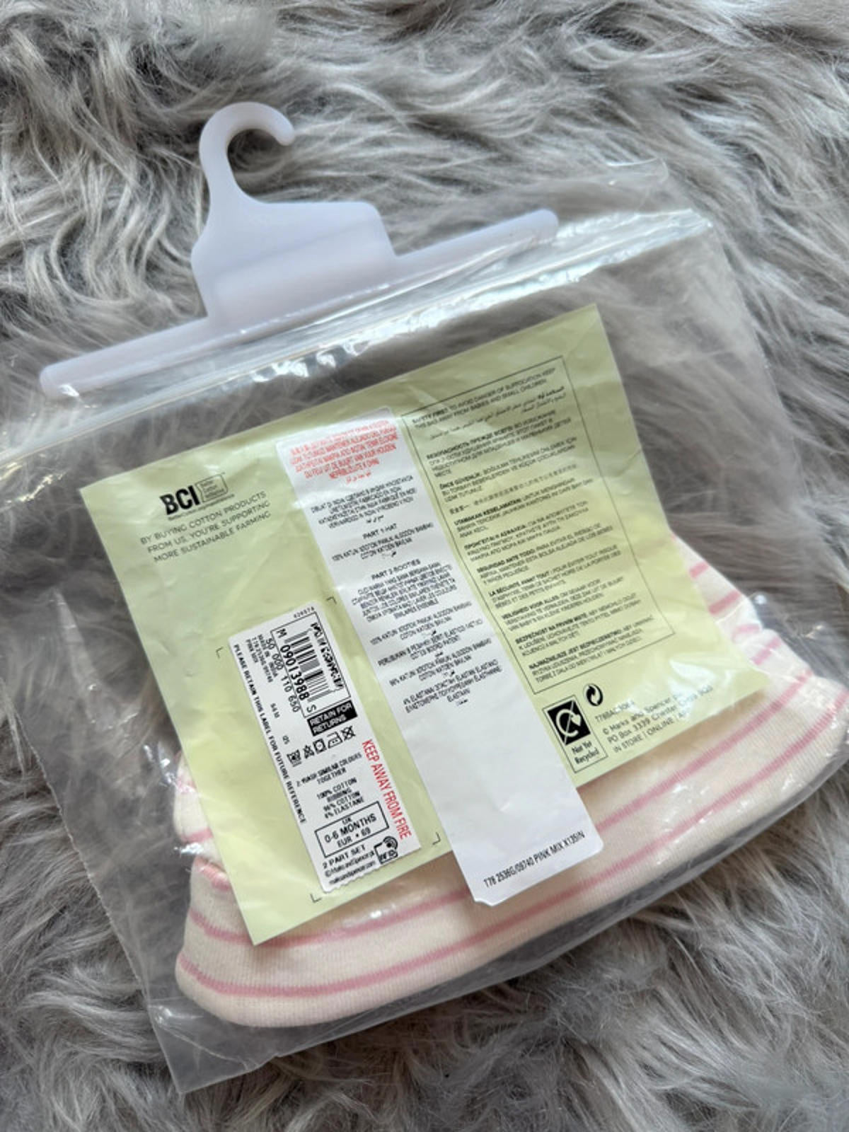 NWT’s M&S Baby Hat & Booties Set - Girls 0 - 6 Months - Little Ones Preloved. Second Hand Children's & Preloved Baby, Kids, Girls & Boys Clothes. UK online
