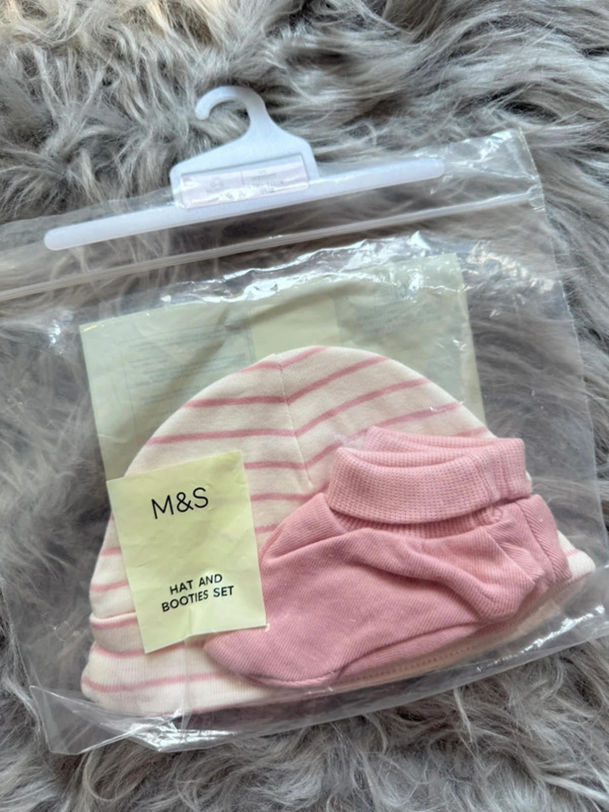 NWT’s M&S Baby Hat & Booties Set - Girls 0 - 6 Months - Little Ones Preloved. Second Hand Children's & Preloved Baby, Kids, Girls & Boys Clothes. UK online