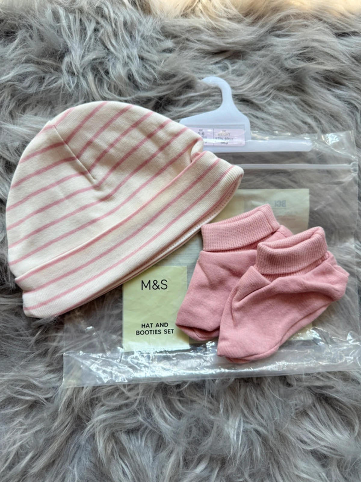 NWT’s M&S Baby Hat & Booties Set - Girls 0 - 6 Months - Little Ones Preloved. Second Hand Children's & Preloved Baby, Kids, Girls & Boys Clothes. UK online