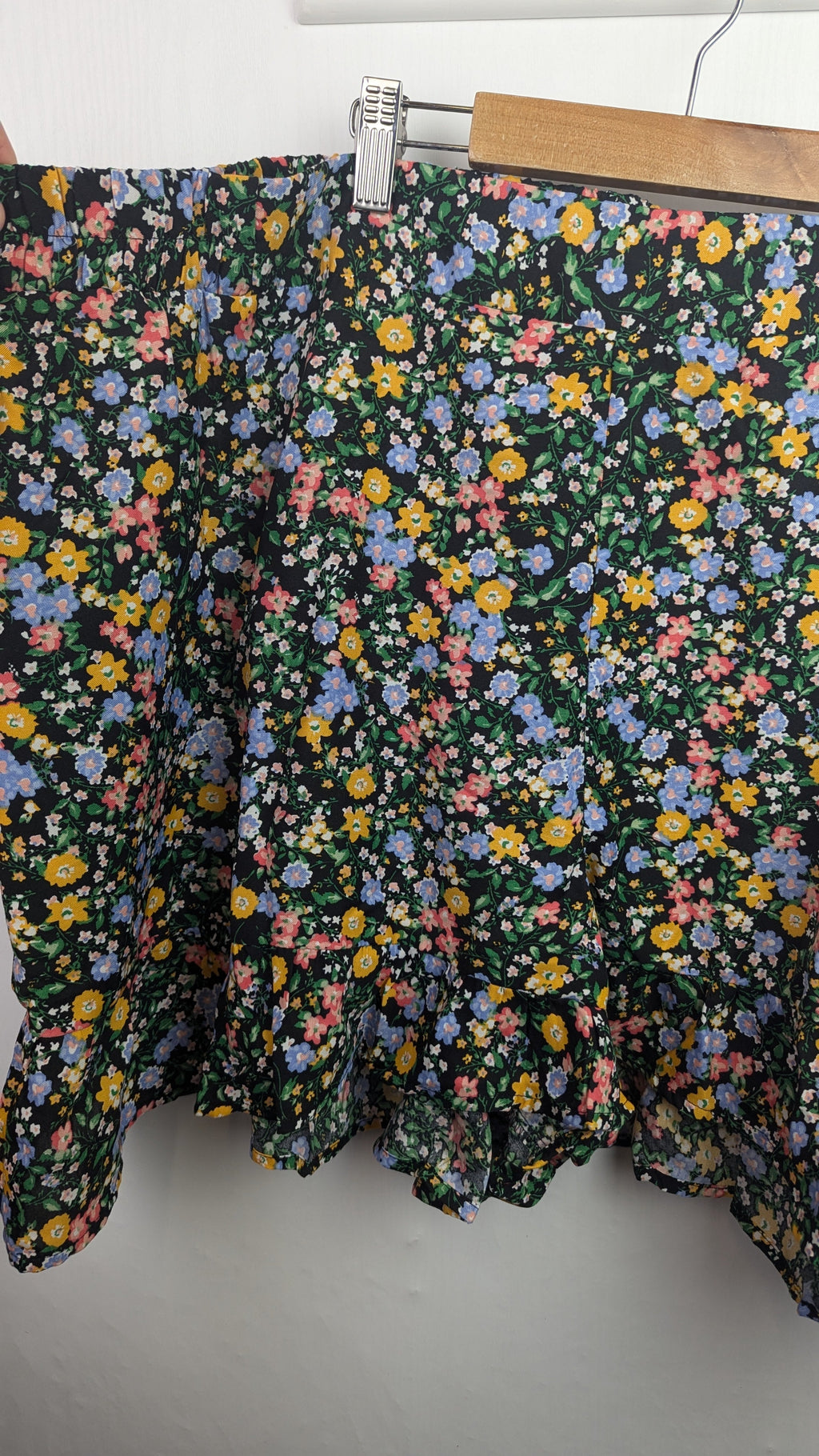 NWT's Simply Be Floral Ditsy Shorts - Ladies Size 28 - Little Ones Preloved. Second Hand Children's & Preloved Baby, Kids, Girls & Boys Clothes. UK online