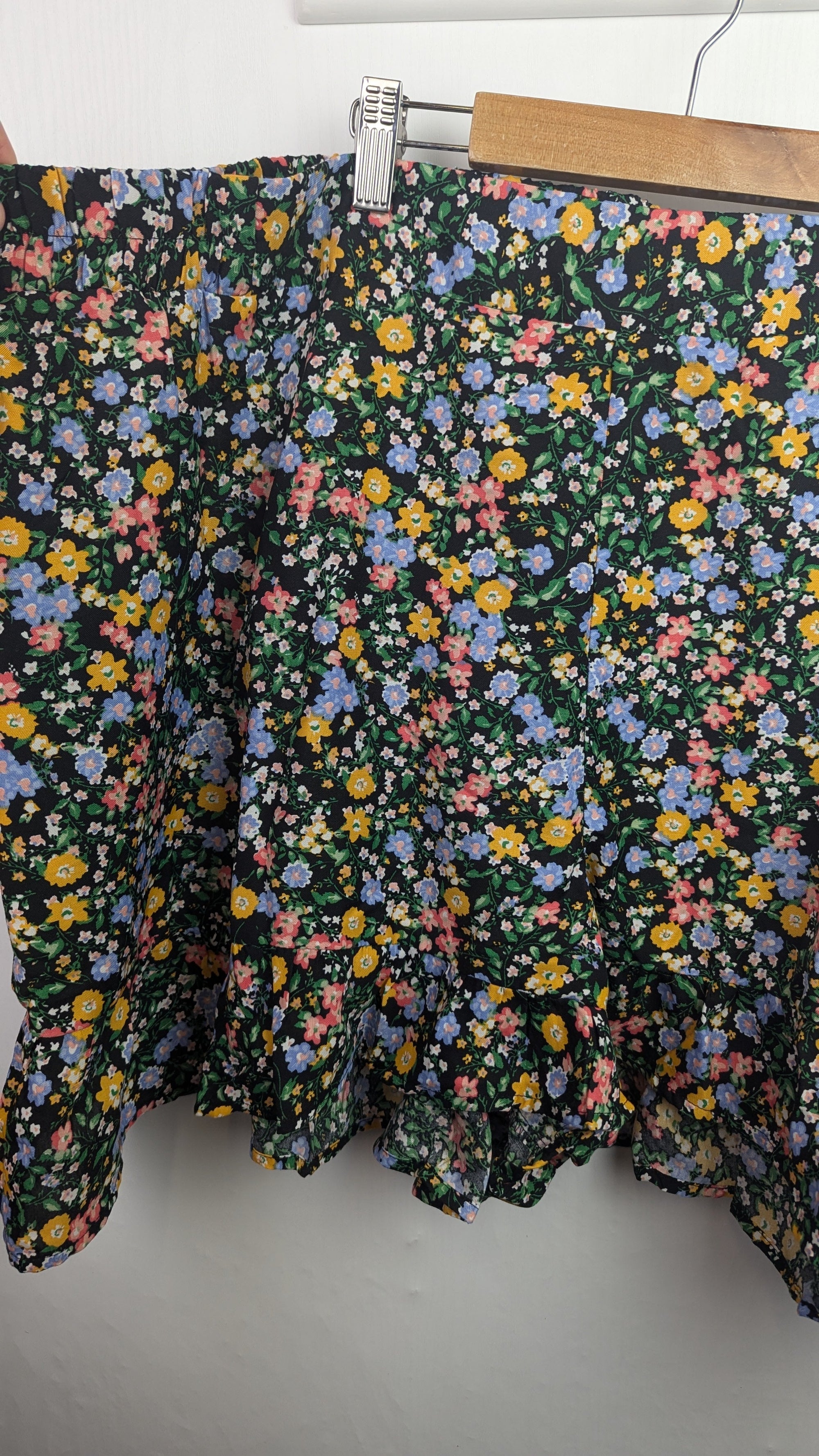 NWT's Simply Be Floral Ditsy Shorts - Ladies Size 28 - Little Ones Preloved. Second Hand Children's & Preloved Baby, Kids, Girls & Boys Clothes. UK online