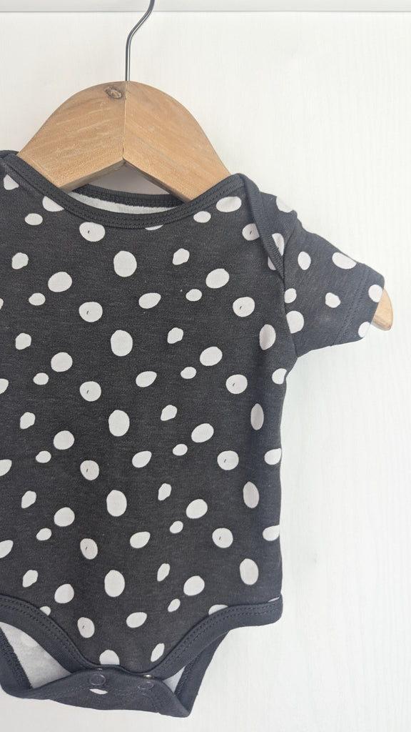 Pep & Co Black Spotty Bodysuit - Unisex 0-3 Months Pep & Co Used, Preloved, Preworn Baby, Girls & Boys Clothes. Kids & Children's second hand Clothing UK Online. Cheap affordable. Brands including Next, Joules, Nutmeg Morrisons, TU, F&F, H&M.