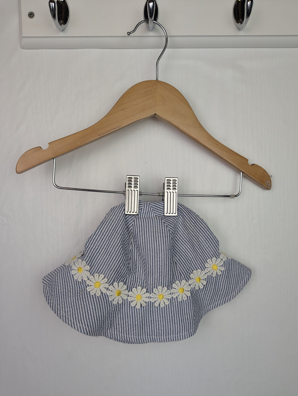 Primark Floral Striped Hat - Baby Girls 12 - 24 Months - Little Ones Preloved. Second Hand Children's & Preloved Baby, Kids, Girls & Boys Clothes. UK online
