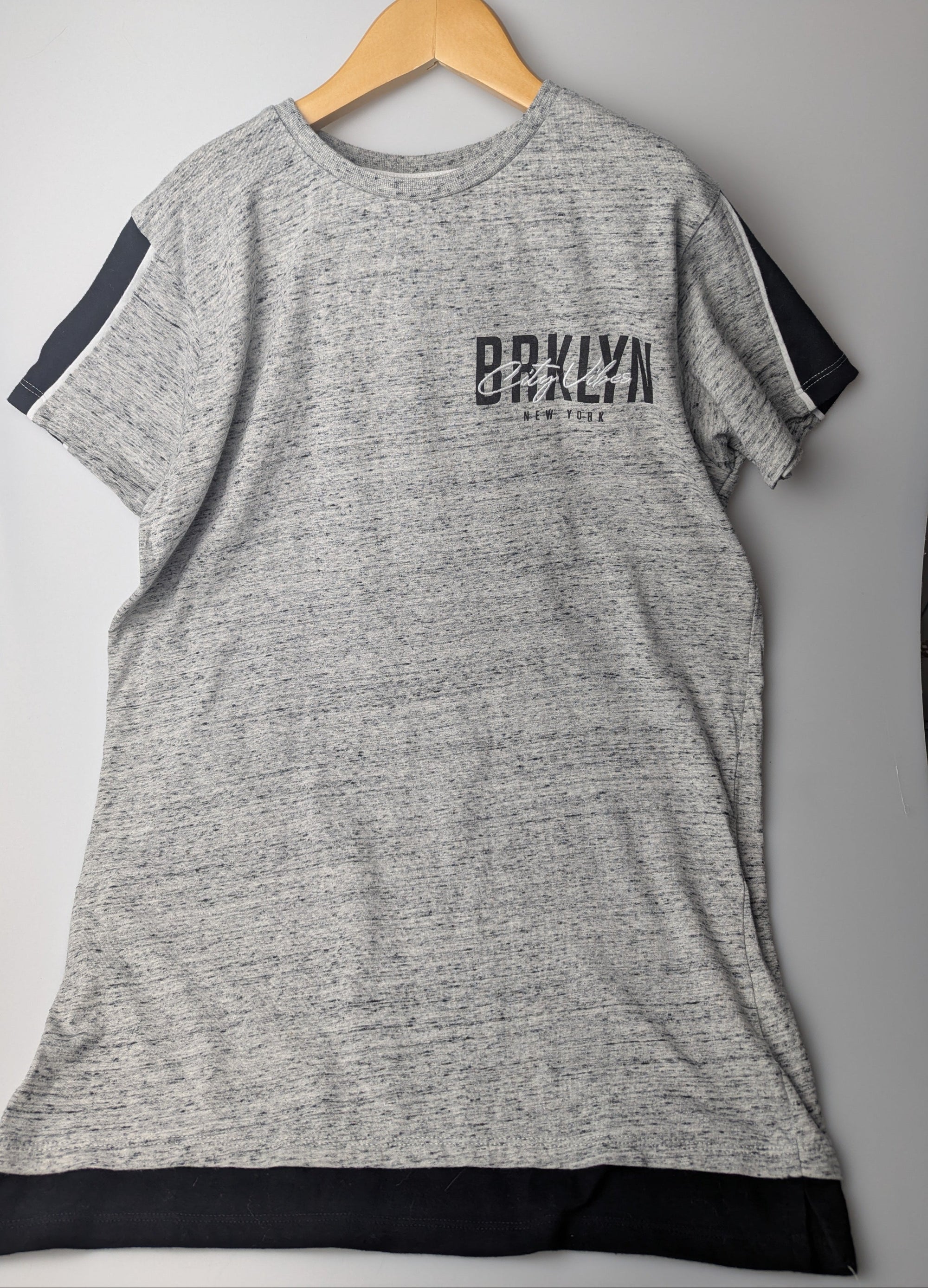 Primark Grey City Vibes Top - Boys 11 - 12 Years - Little Ones Preloved. Second Hand Children's & Preloved Baby, Kids, Girls & Boys Clothes. UK online