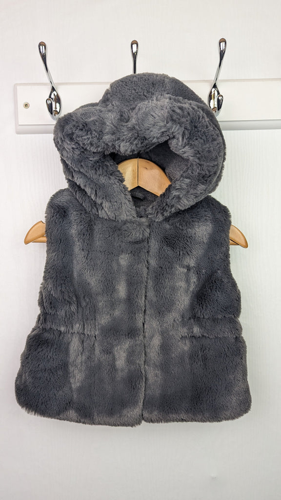 Primark Grey Fluffy Body Warmer - Girls 3-6 Months Little Ones Preloved Used, Preloved, Preworn & Second Hand Baby, Kids & Children's Clothing UK Online. Cheap affordable. Brands including Next, Joules, Nutmeg Morrisons, TU, F&F, H&M.