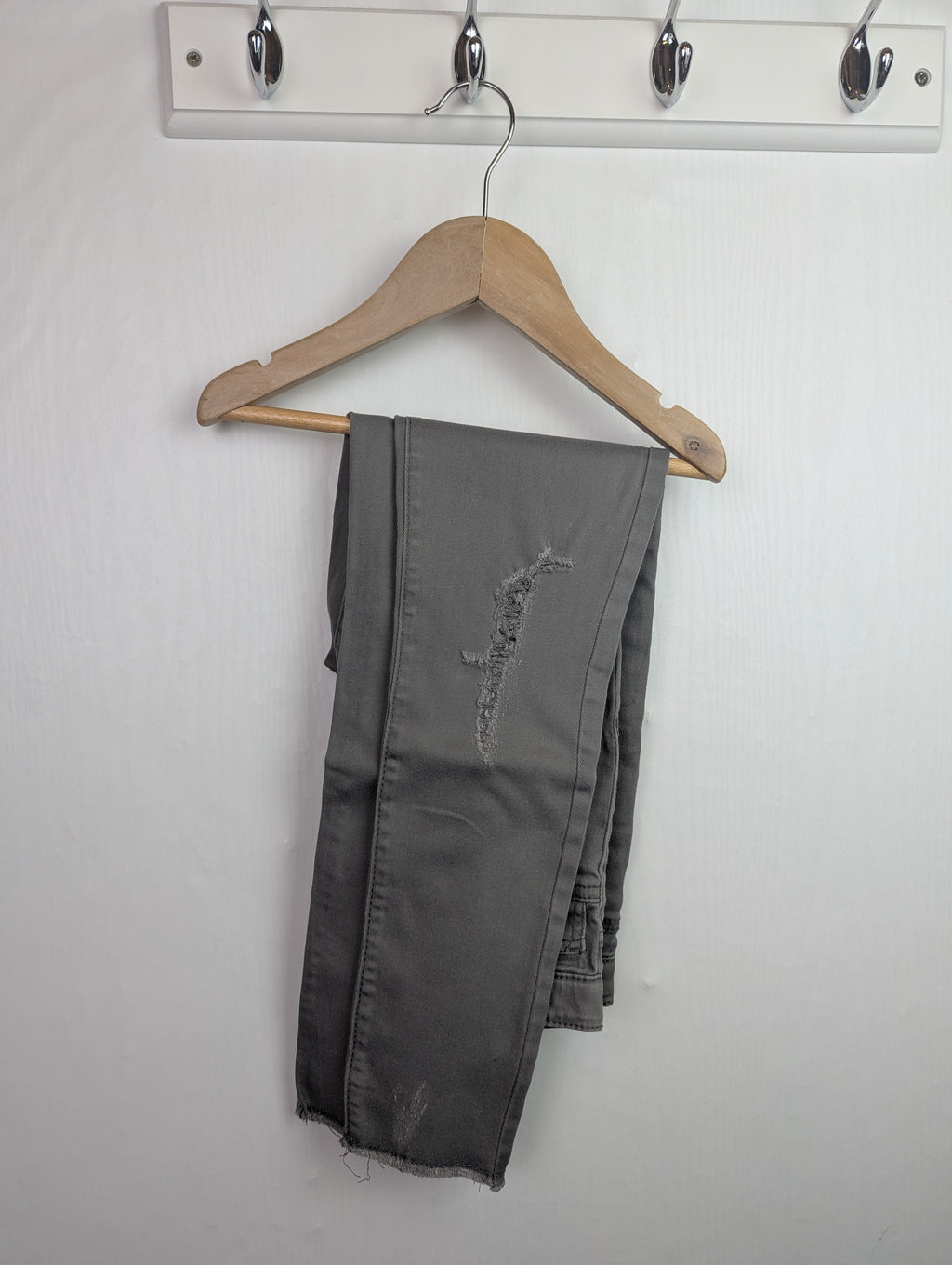 Primark Ripped Skinny Grey Jeans - Boys 9 - 10 Years - Little Ones Preloved. Second Hand Children's & Preloved Baby, Kids, Girls & Boys Clothes. UK online