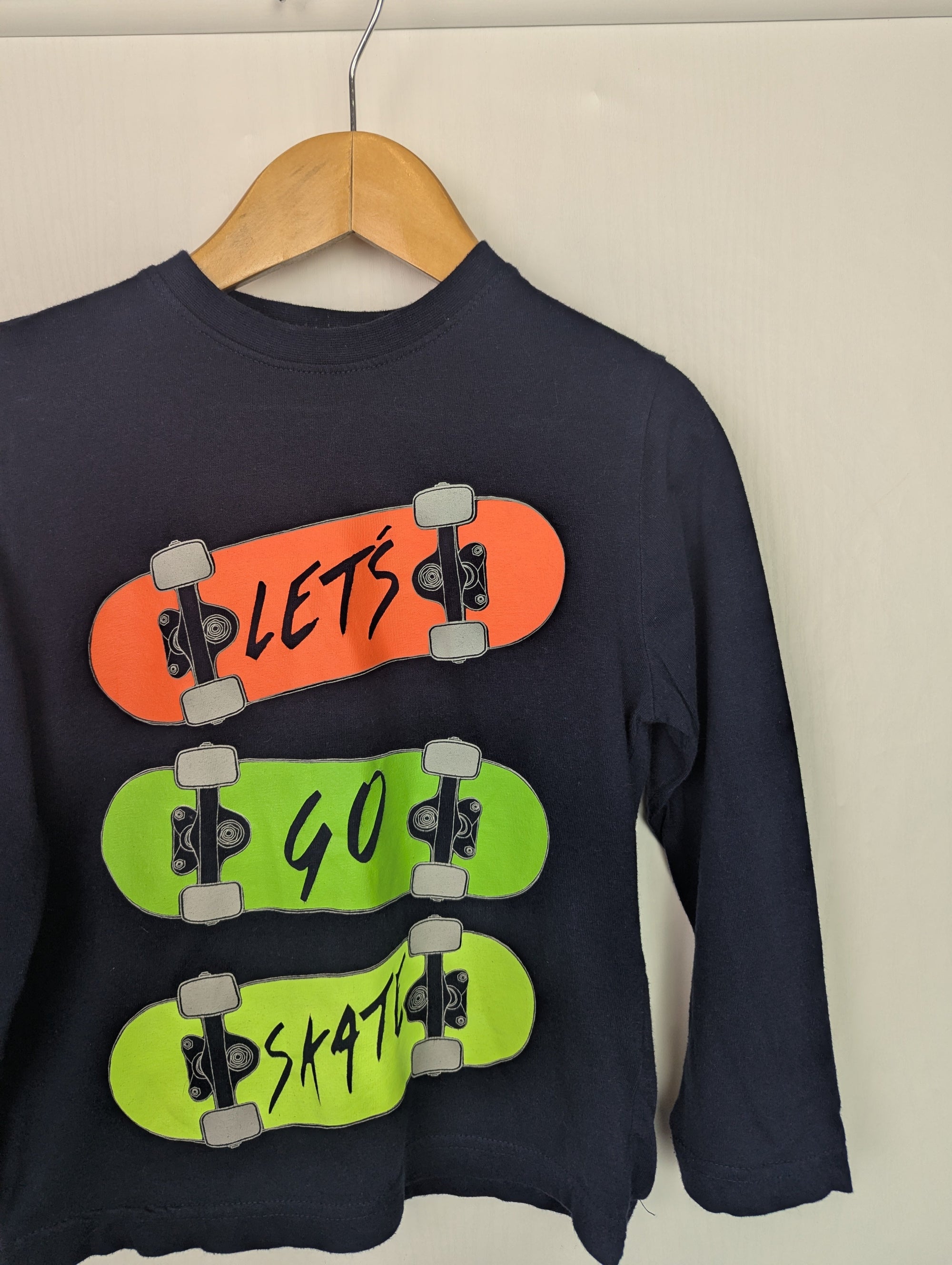 Primark Skate Board Top - Boys 3 - 4 Years - Little Ones Preloved. Second Hand Children's & Preloved Baby, Kids, Girls & Boys Clothes. UK online
