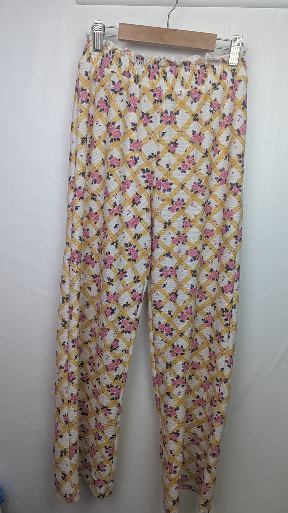 River Island Floral Summer Trousers - Girls 11-12 Years River Island Used, Preloved, Preworn & Second Hand Baby, Kids & Children's Clothing UK Online. Cheap affordable. Brands including Next, Joules, Nutmeg Morrisons, TU, F&F, H&M.