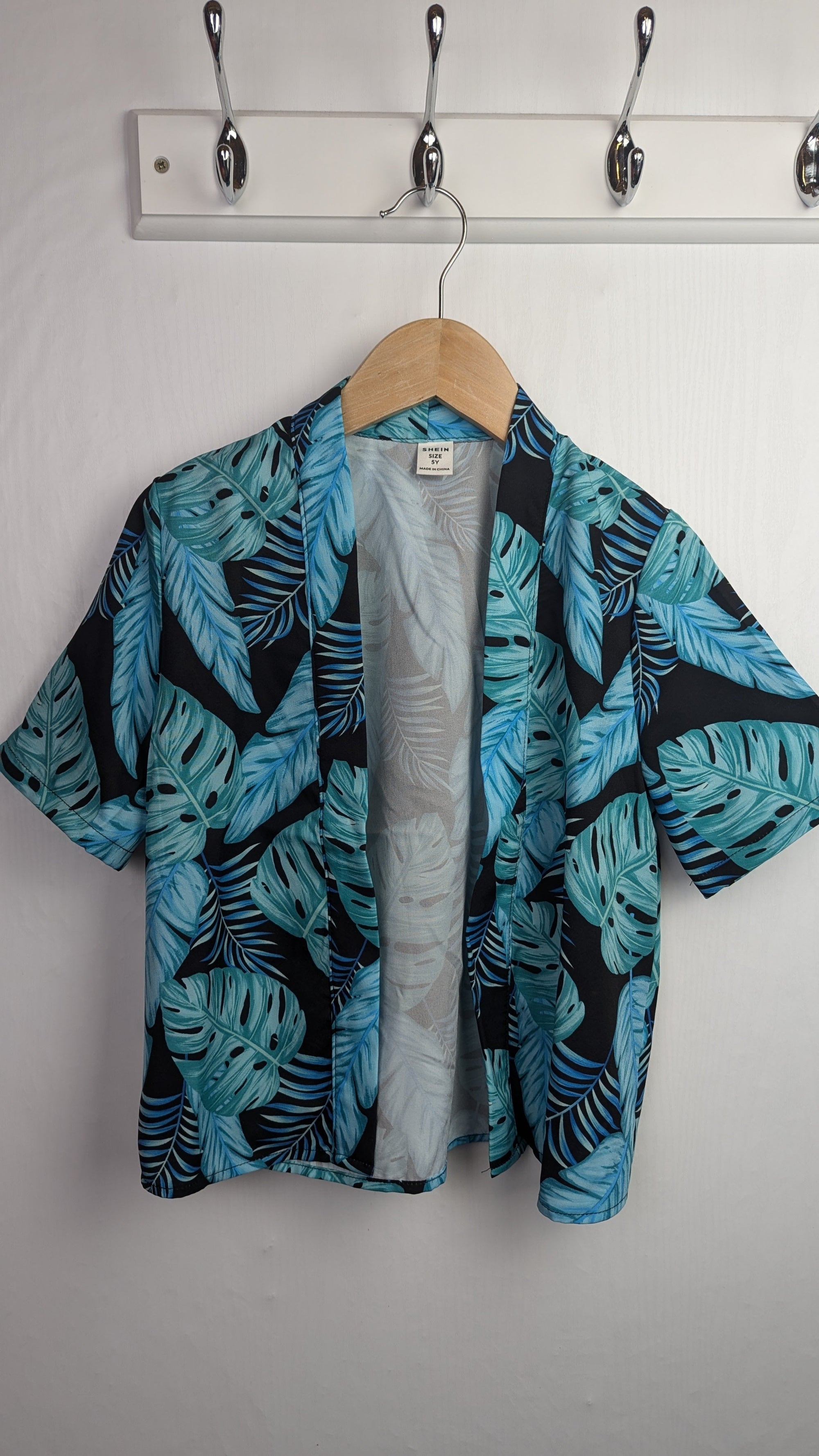 Shein Leaf Buttonless Shirt - Boys 5 Years - Little Ones Preloved. Second Hand Children's & Preloved Baby, Kids, Girls & Boys Clothes. UK online