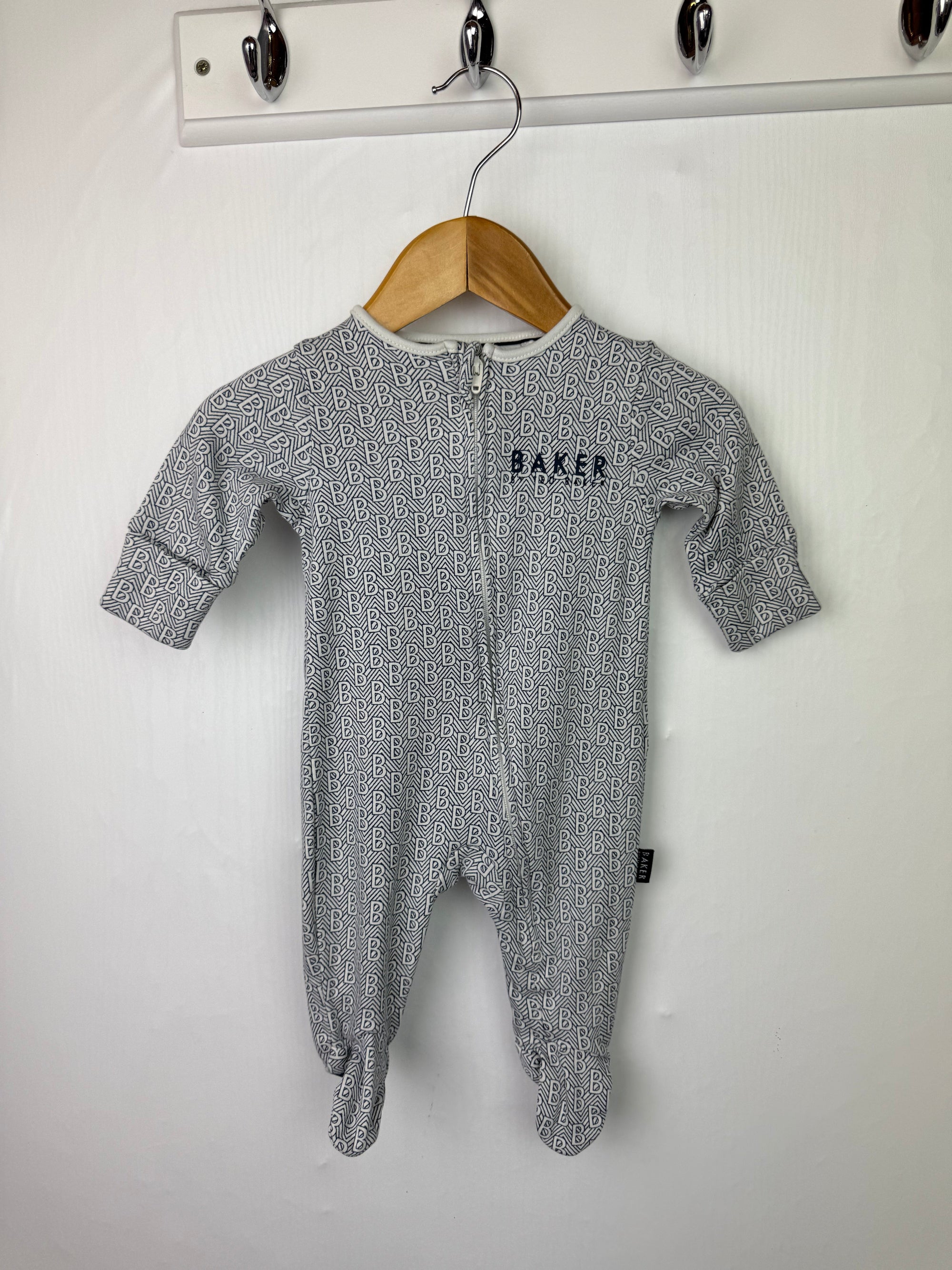 Ted Baker Zipped Zigzag Sleepsuit - Boys Newborn - Little Ones Preloved. Second Hand Children's & Preloved Baby, Kids, Girls & Boys Clothes. UK online