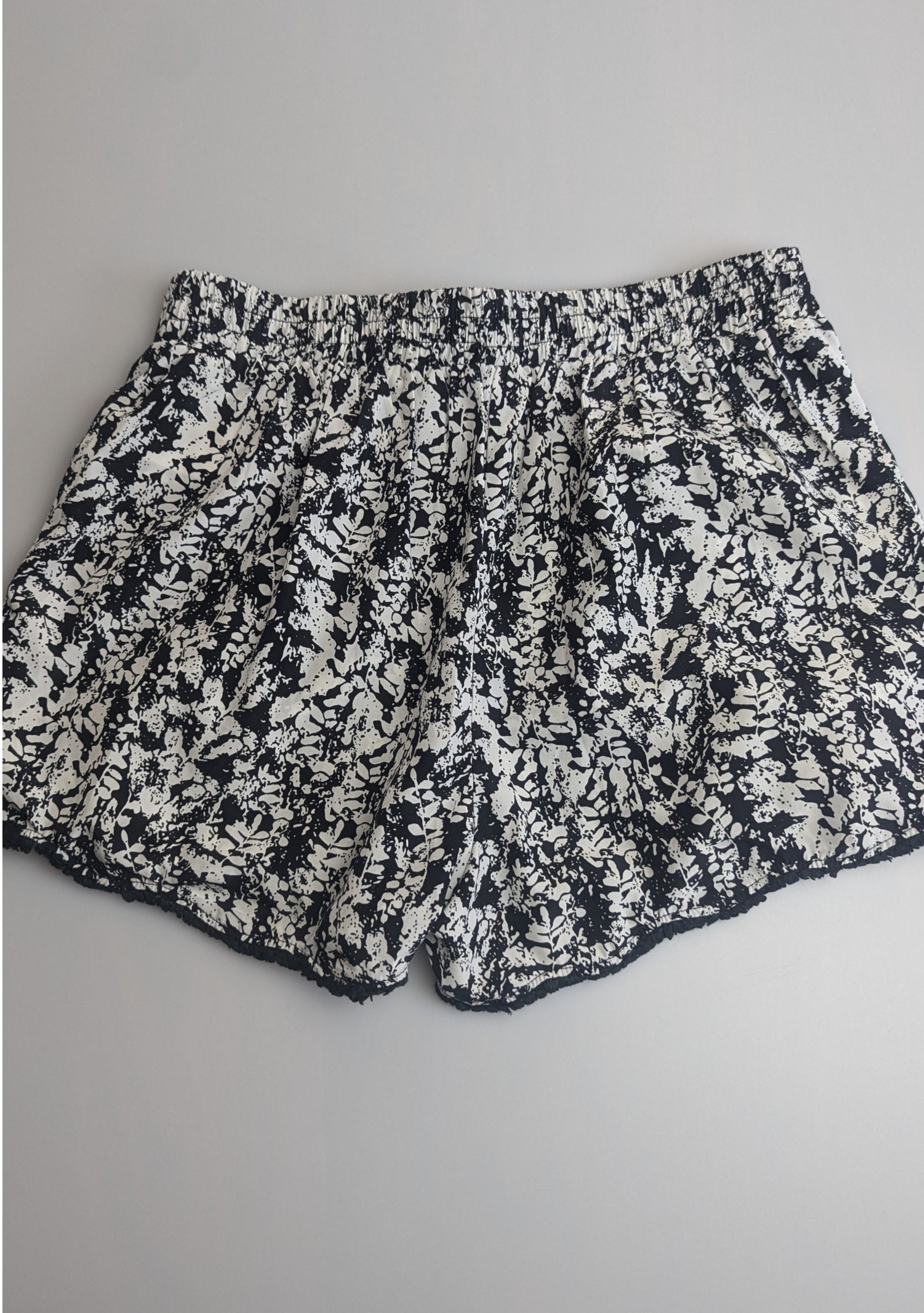 Teddy Smith Black & White Shorts - Girls 12 Years - Little Ones Preloved. Second Hand Children's & Preloved Baby, Kids, Girls & Boys Clothes. UK online