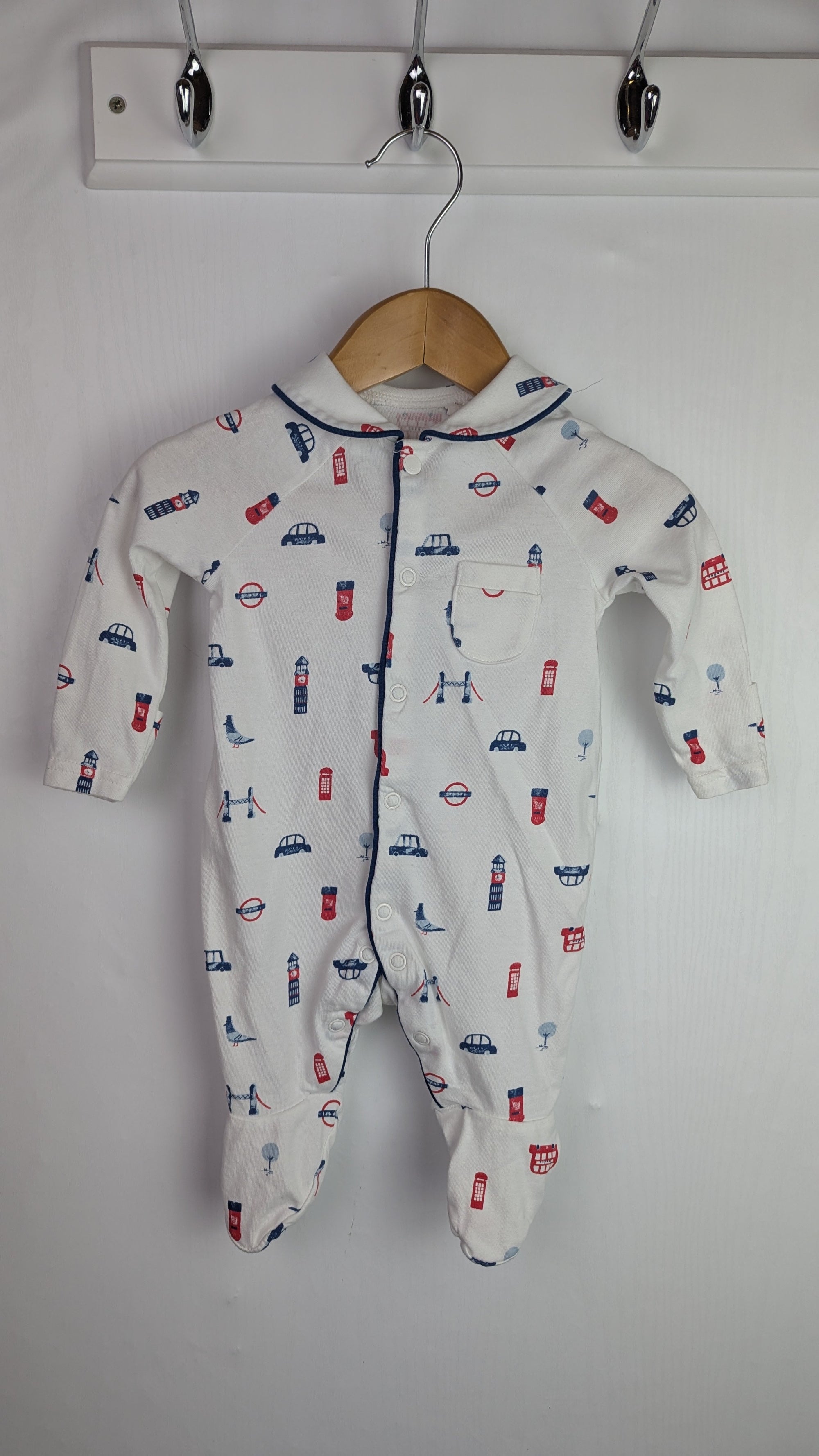TU White London Sleepsuit - Boys 0 - 1 Month - Little Ones Preloved. Second Hand Children's & Preloved Baby, Kids, Girls & Boys Clothes. UK online