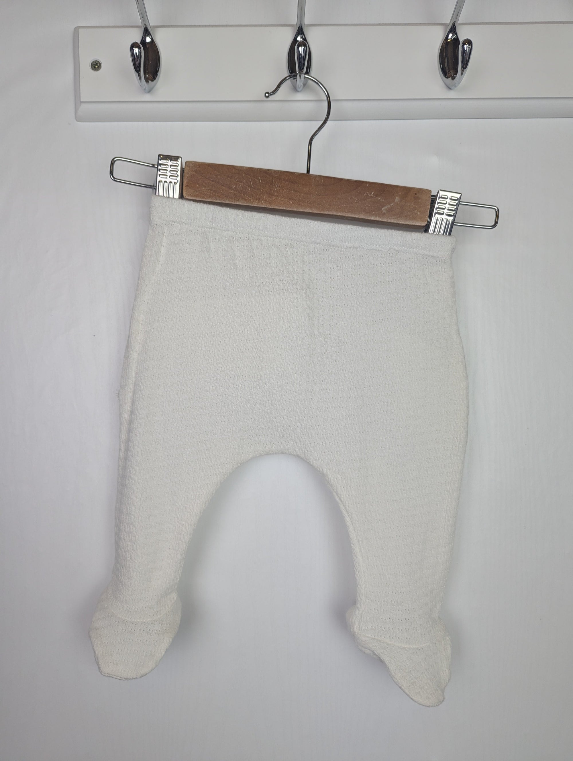 Unbranded Cream Eyelet Ruffle Leggings - Girls 0 - 3 Months - Little Ones Preloved. Second Hand Children's & Preloved Baby, Kids, Girls & Boys Clothes. UK online