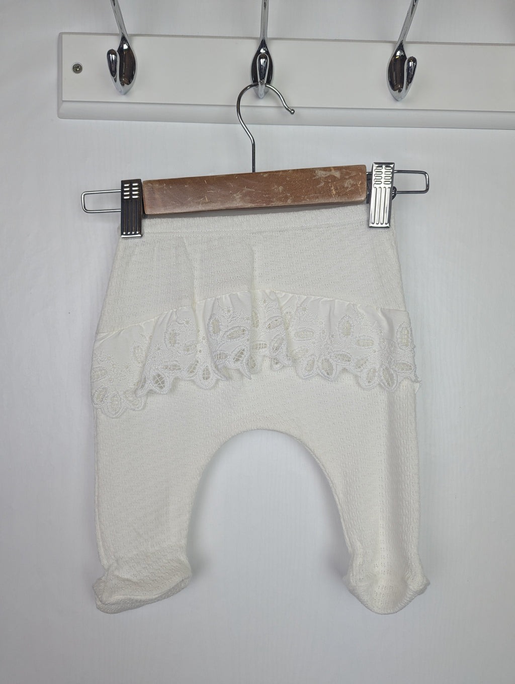 Unbranded Cream Eyelet Ruffle Leggings - Girls 0 - 3 Months - Little Ones Preloved. Second Hand Children's & Preloved Baby, Kids, Girls & Boys Clothes. UK online