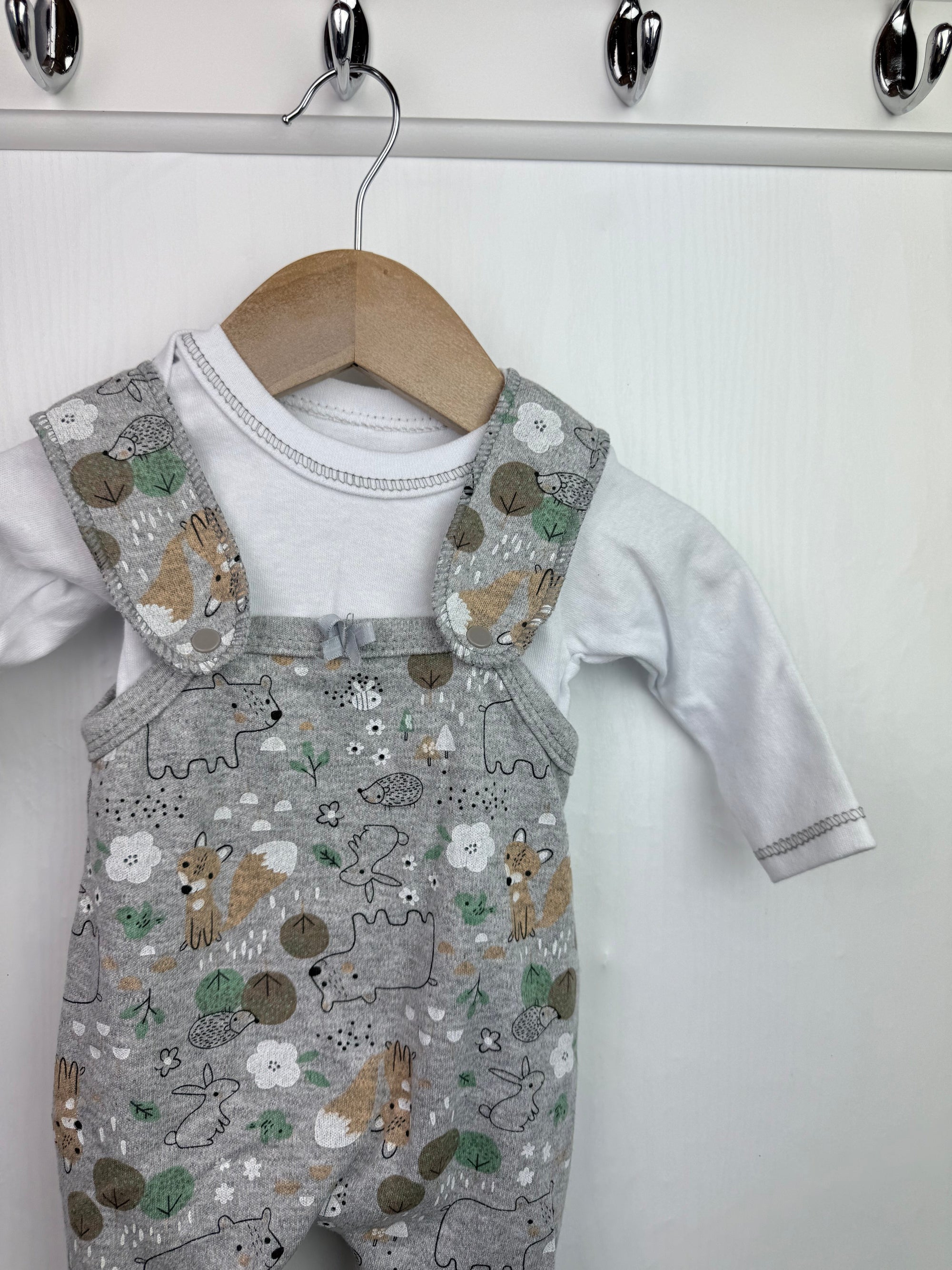 Unbranded Grey Animals Romper - Boys 0 - 3 Months - Little Ones Preloved. Second Hand Children's & Preloved Baby, Kids, Girls & Boys Clothes. UK online