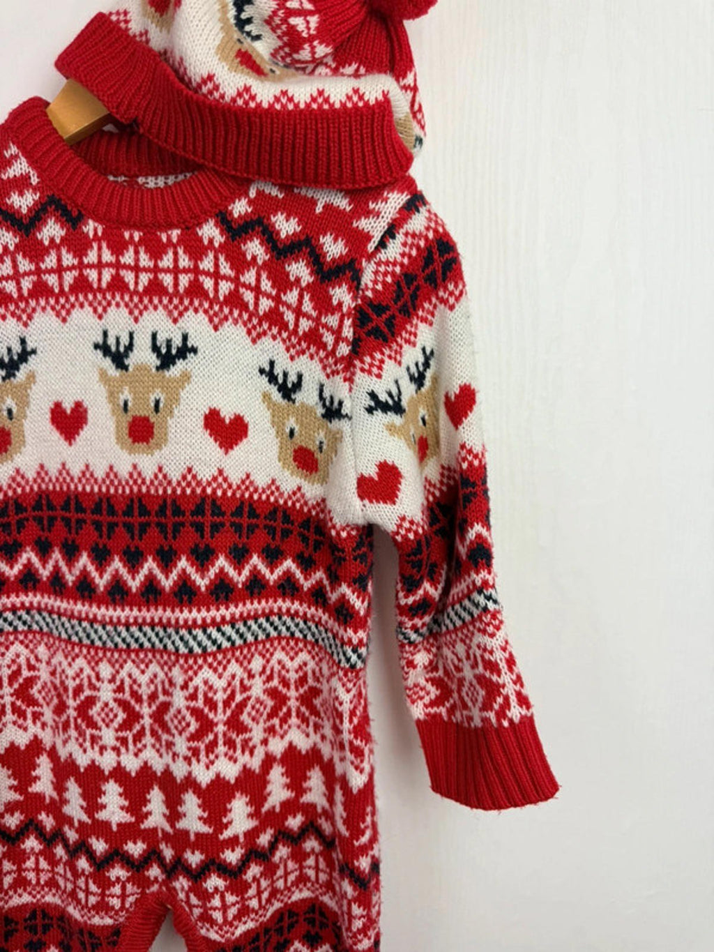 Unbranded Knit Christmas Romper & Hat - Unisex 9 - 12 Months - Little Ones Preloved. Second Hand Children's & Preloved Baby, Kids, Girls & Boys Clothes. UK online